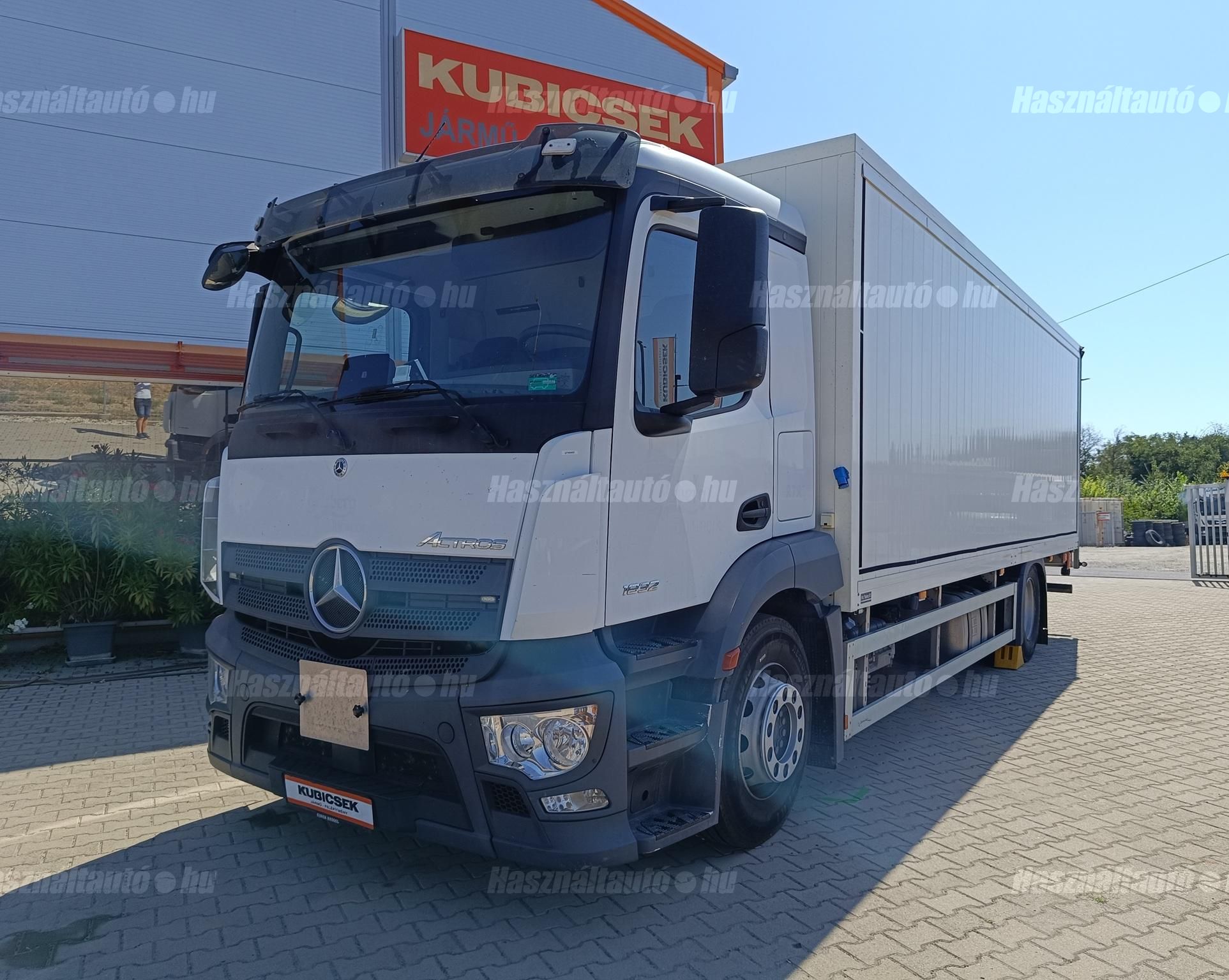 MERCEDES-BENZ 2020/4 - 1