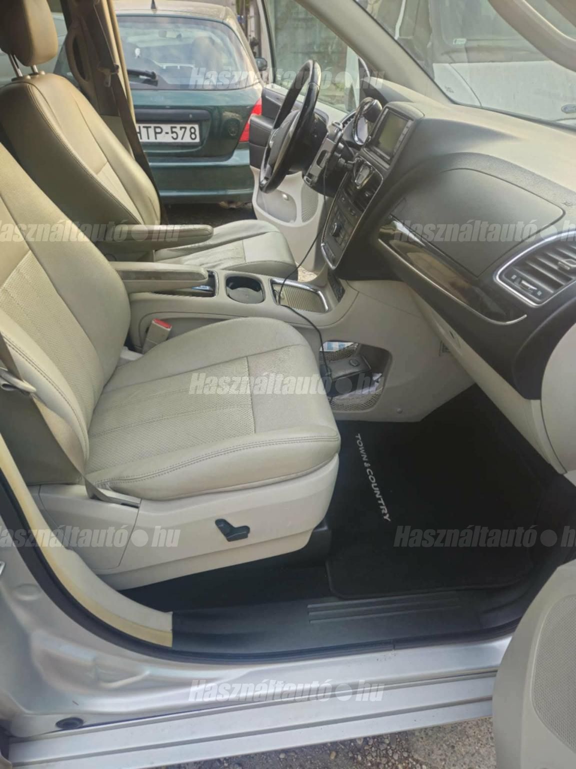 CHRYSLER TOWN & COUNTRY 2011/12 - 1