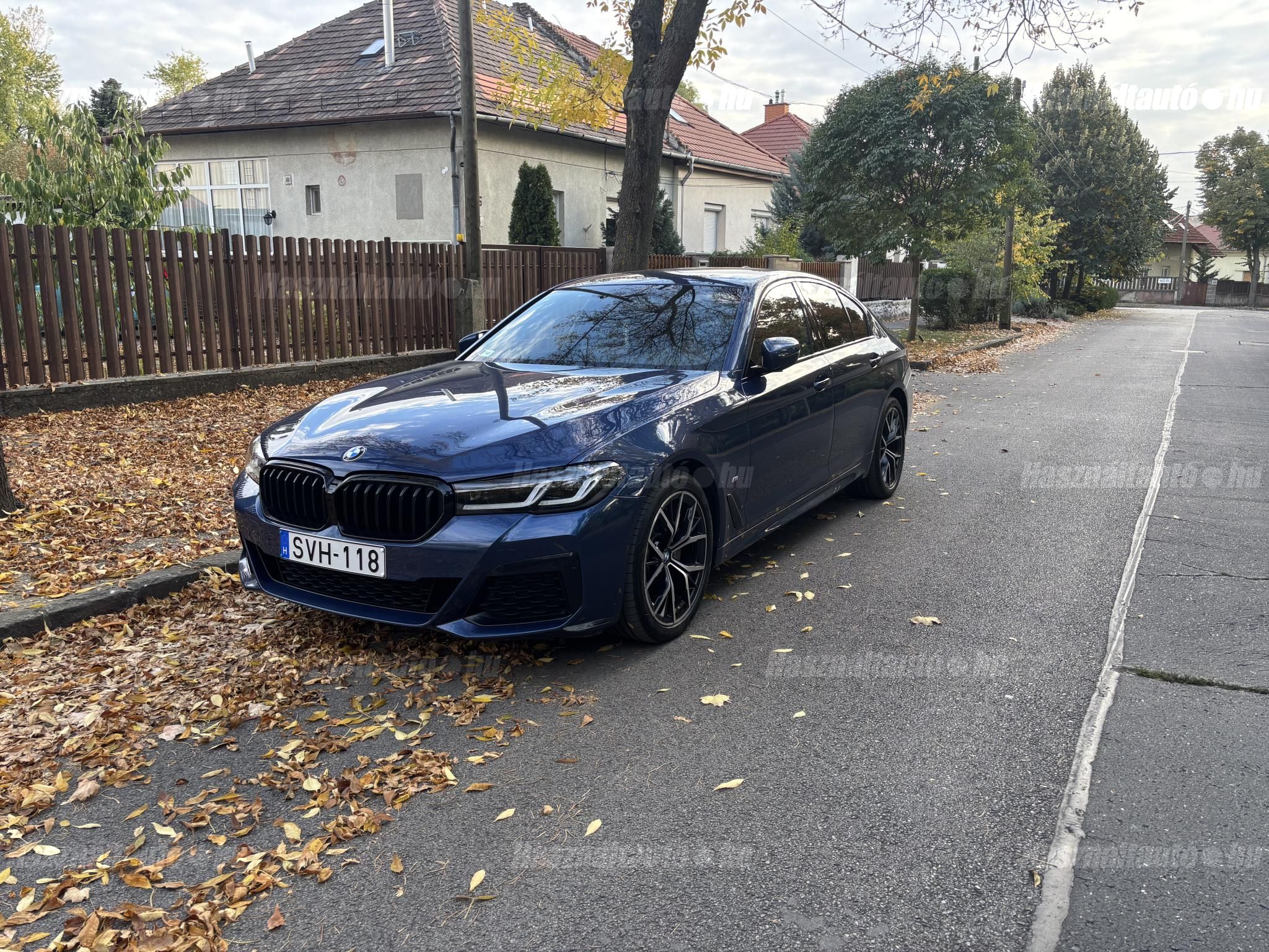 A lökhárító bal alsó sarkán egy kisebb parkolási sérülés látható.