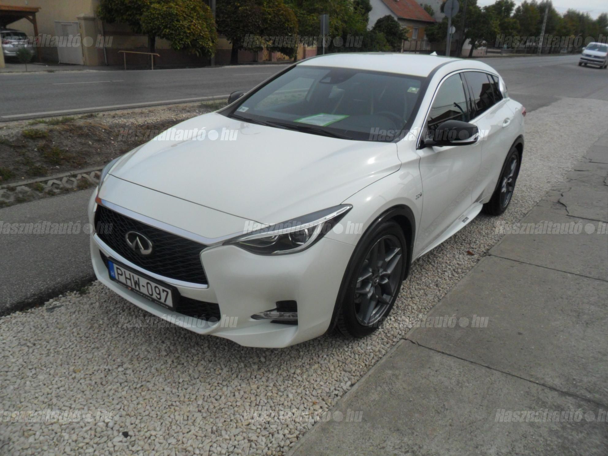 INFINITI Q30 2016/7 - 1