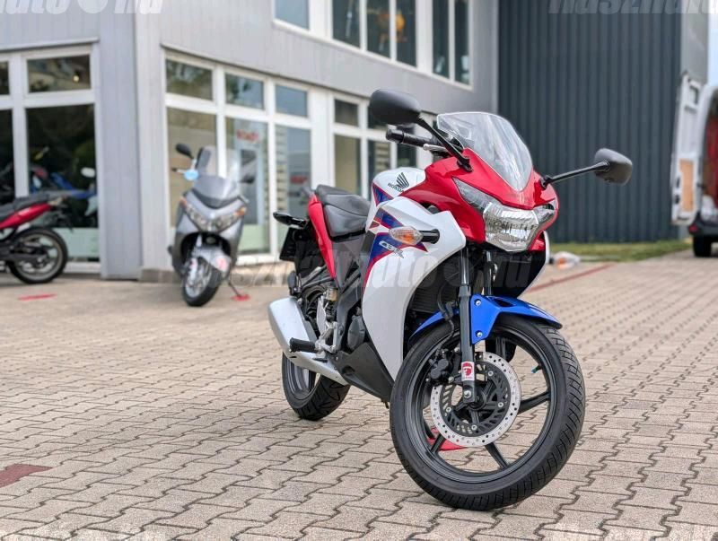 HONDA CBR 125 R 2011 - 1