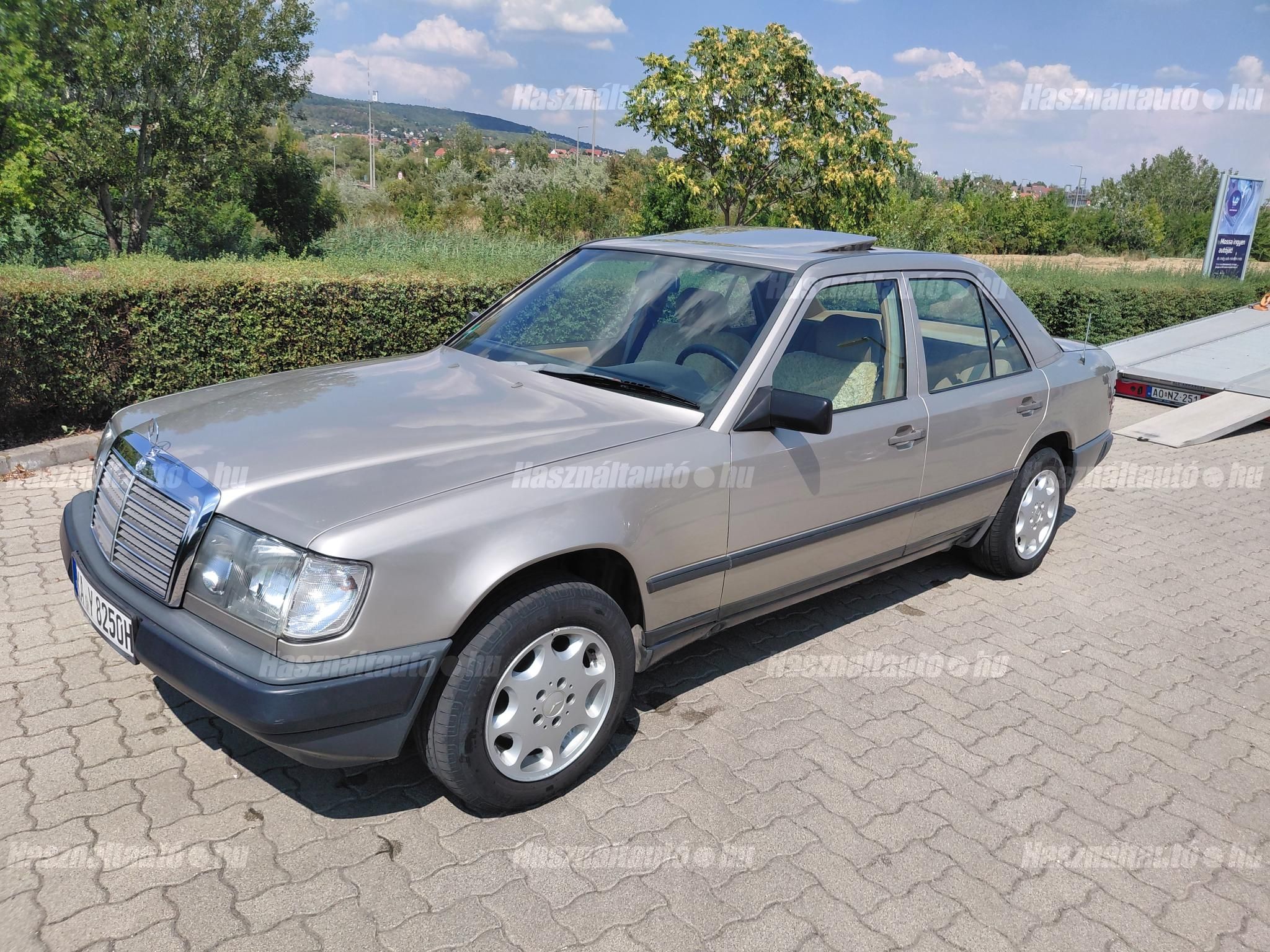 MERCEDES-BENZ E 230 1985/10 - 1