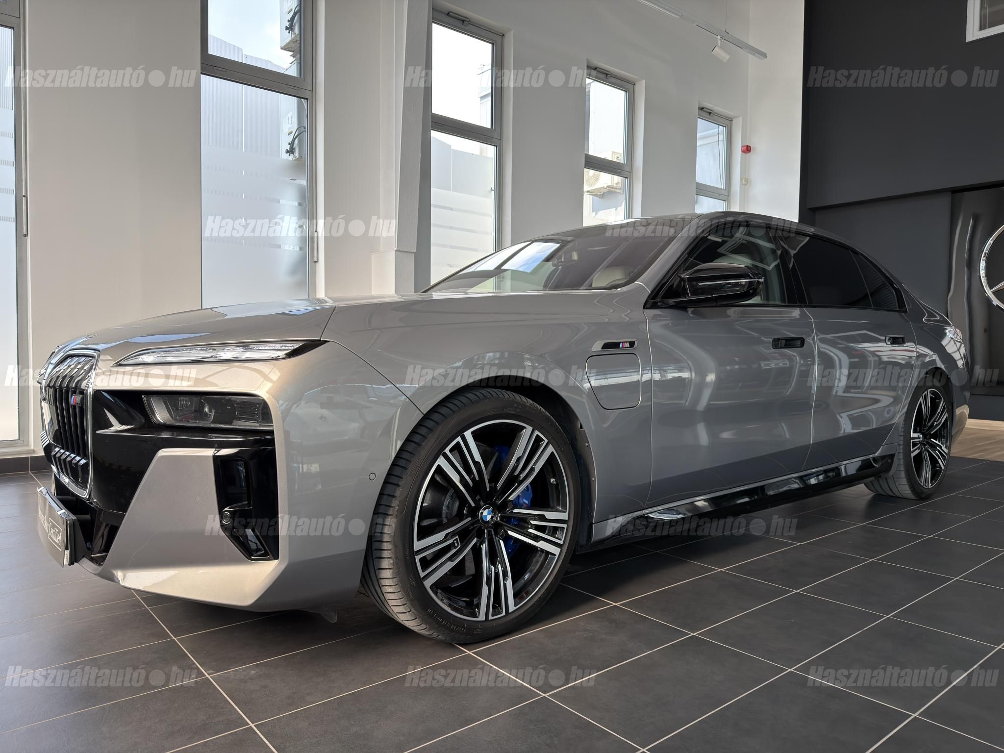 BMW 760 2023/4 - 1
