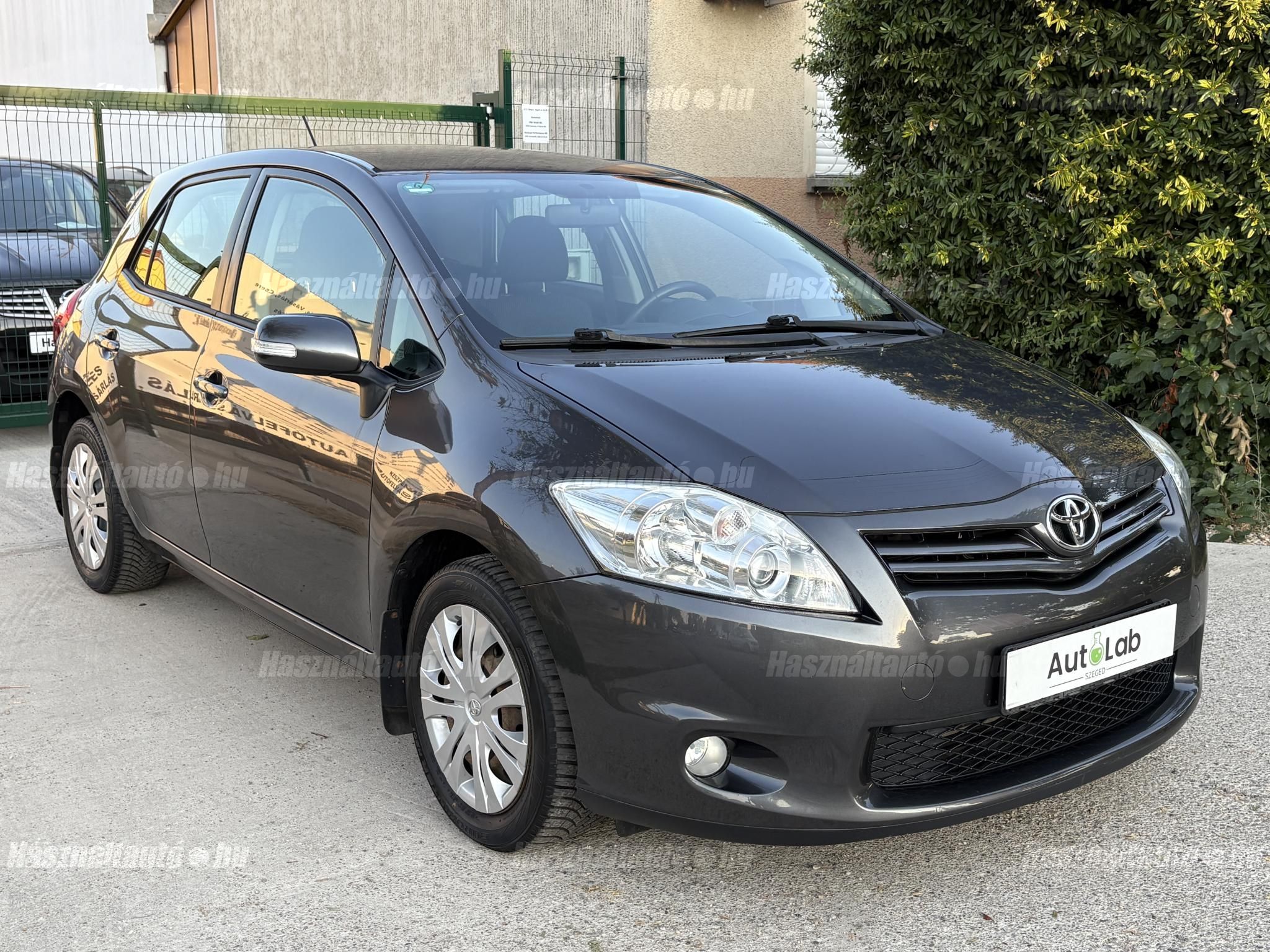 TOYOTA AURIS 2010/7 - 1