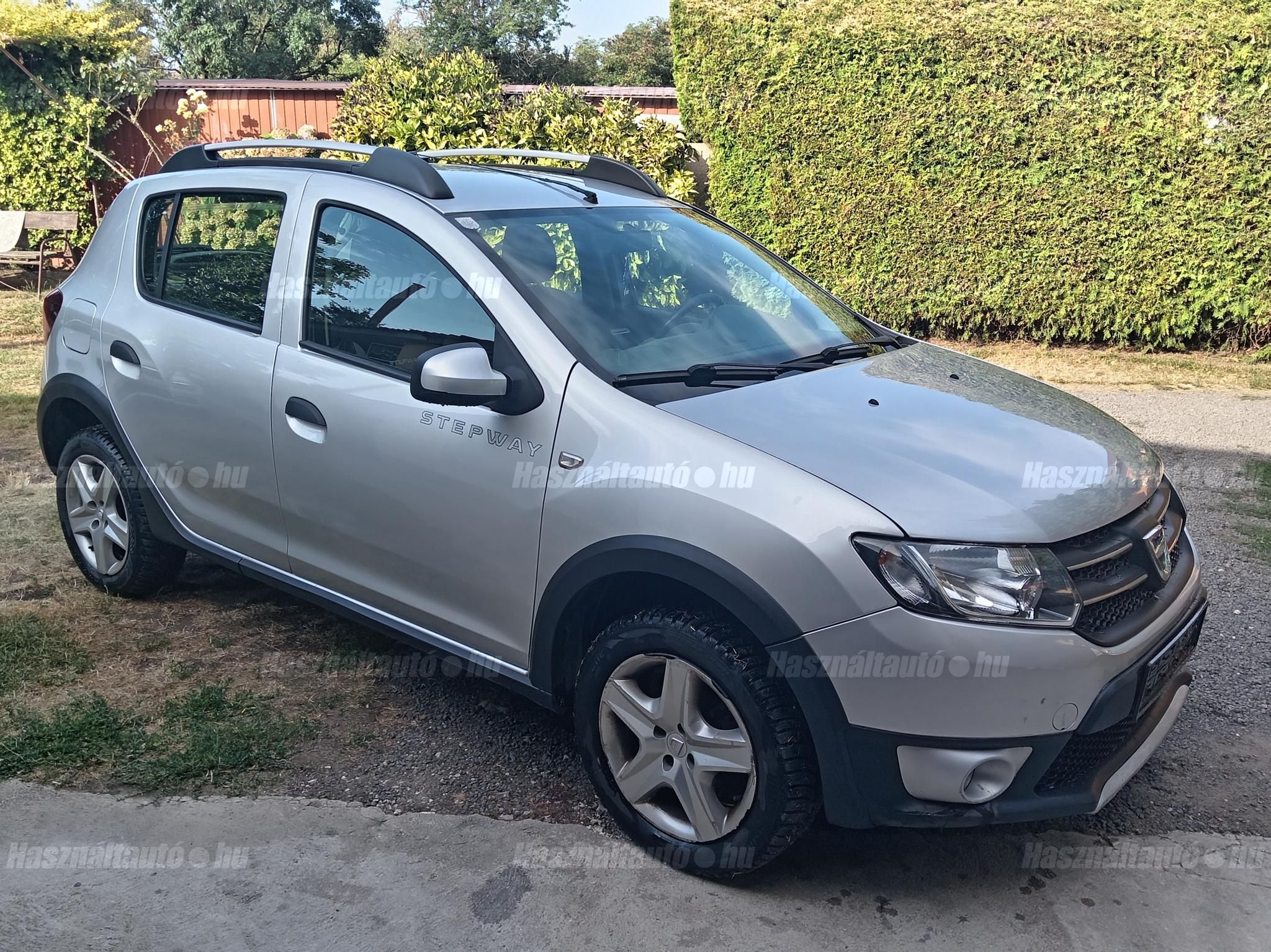 DACIA SANDERO 2013/8 - 1