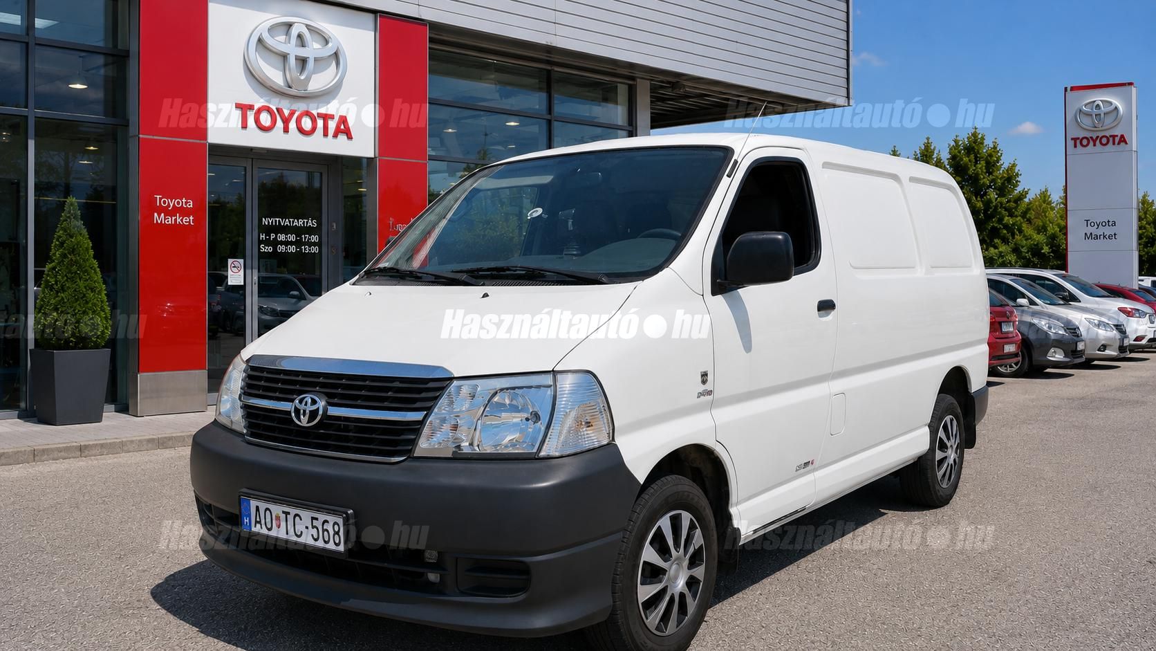TOYOTA HIACE 2011/12 - 1
