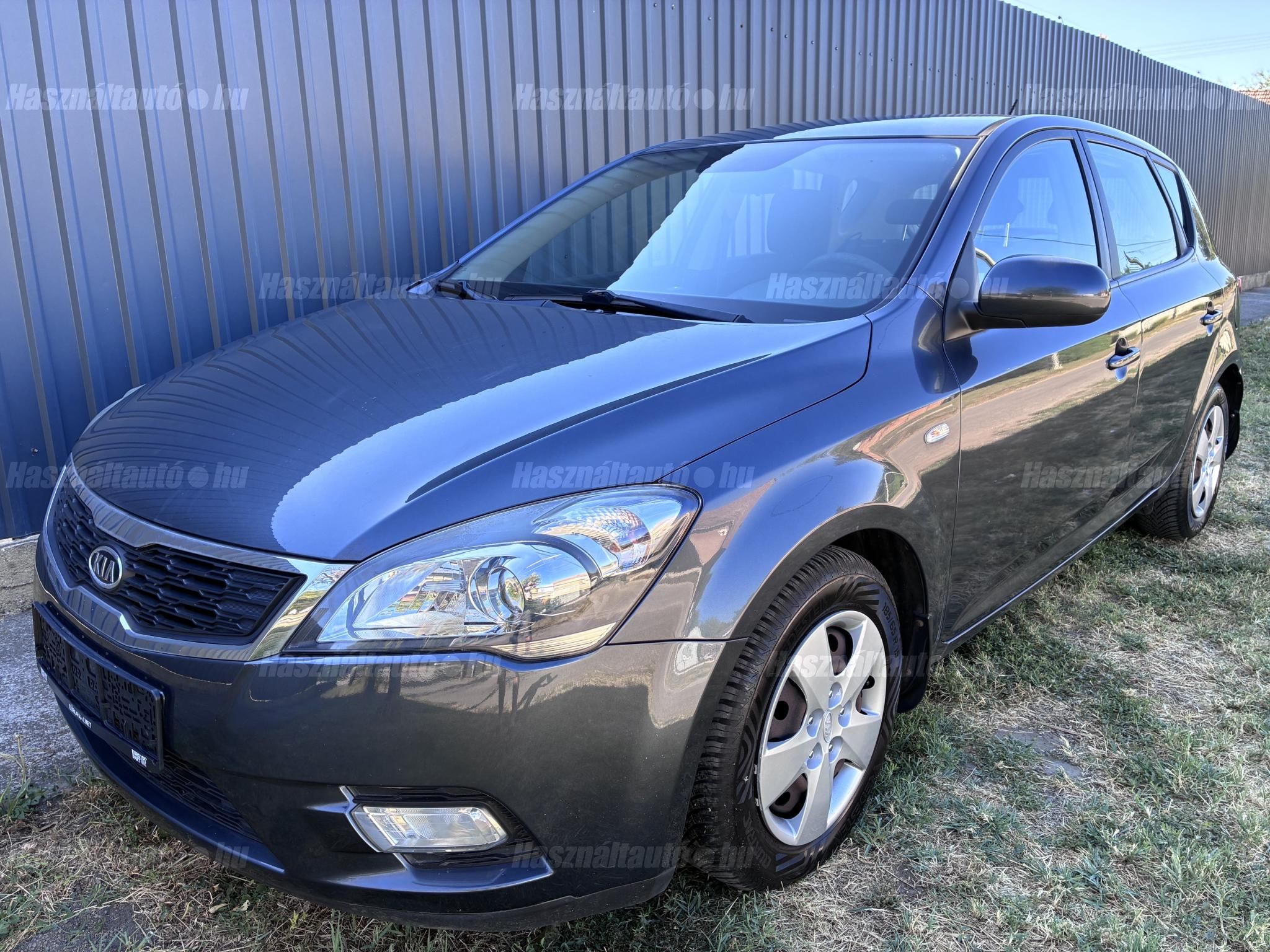 KIA CEE'D 2010/8 - 1