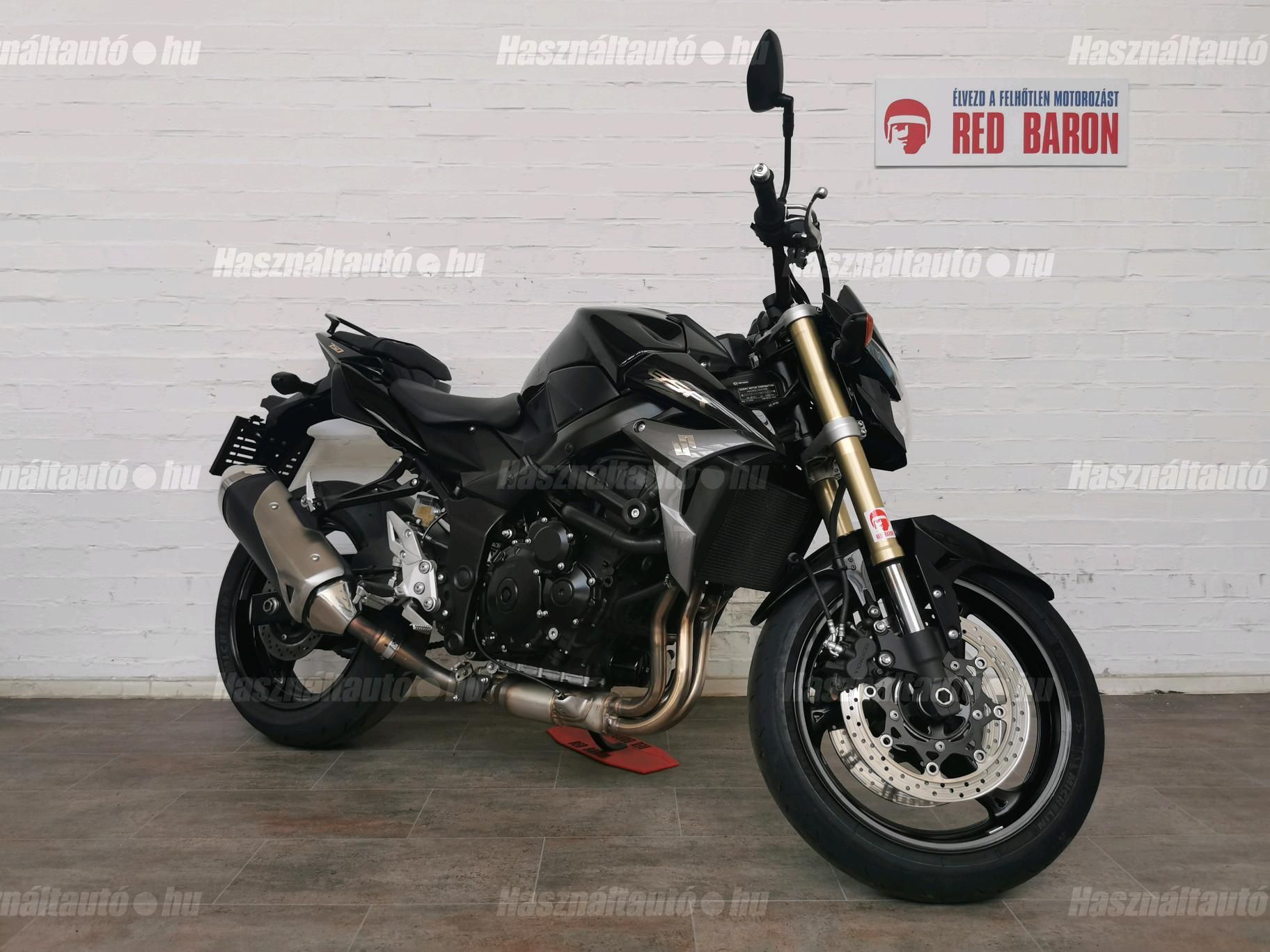 SUZUKI GSR 750 2012 - 1