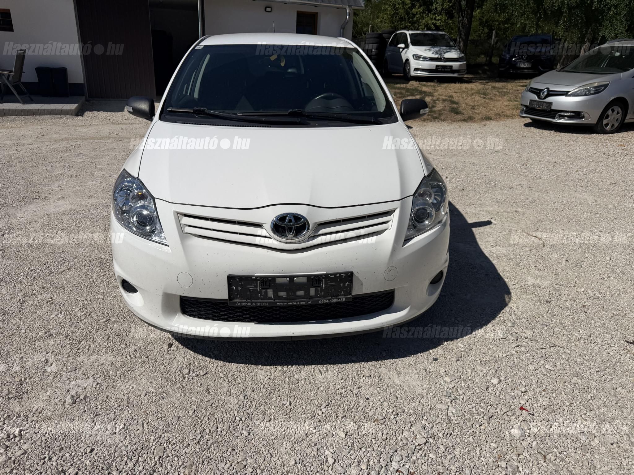 TOYOTA AURIS 2011/8 - 1