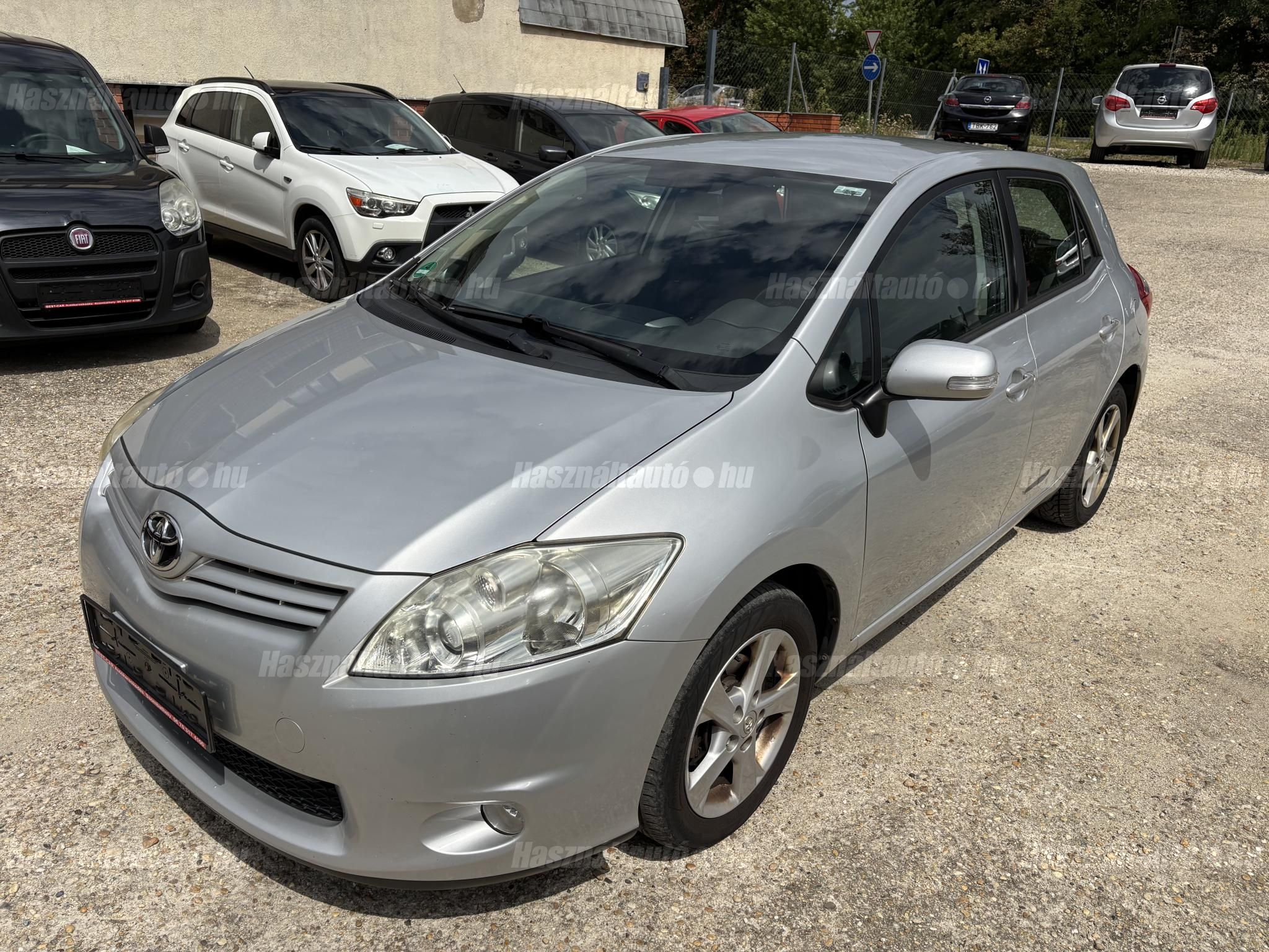 TOYOTA AURIS 2012/8 - 1