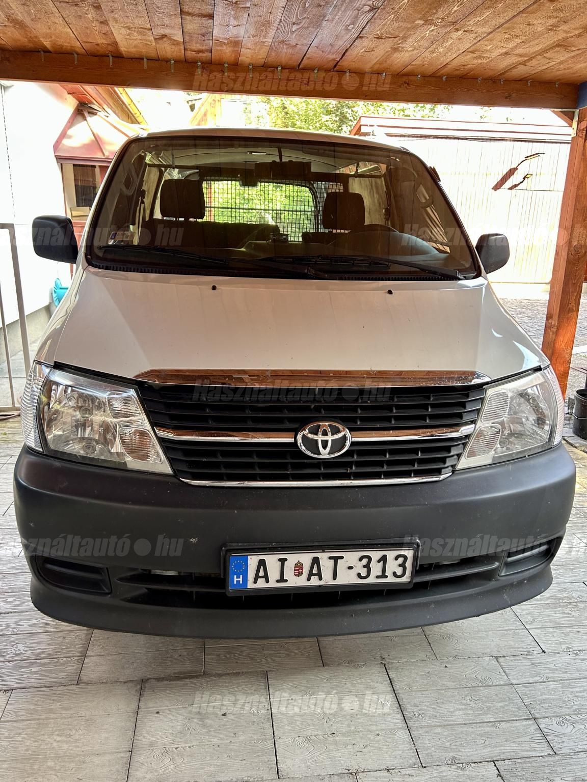 TOYOTA HIACE 2011 - 1