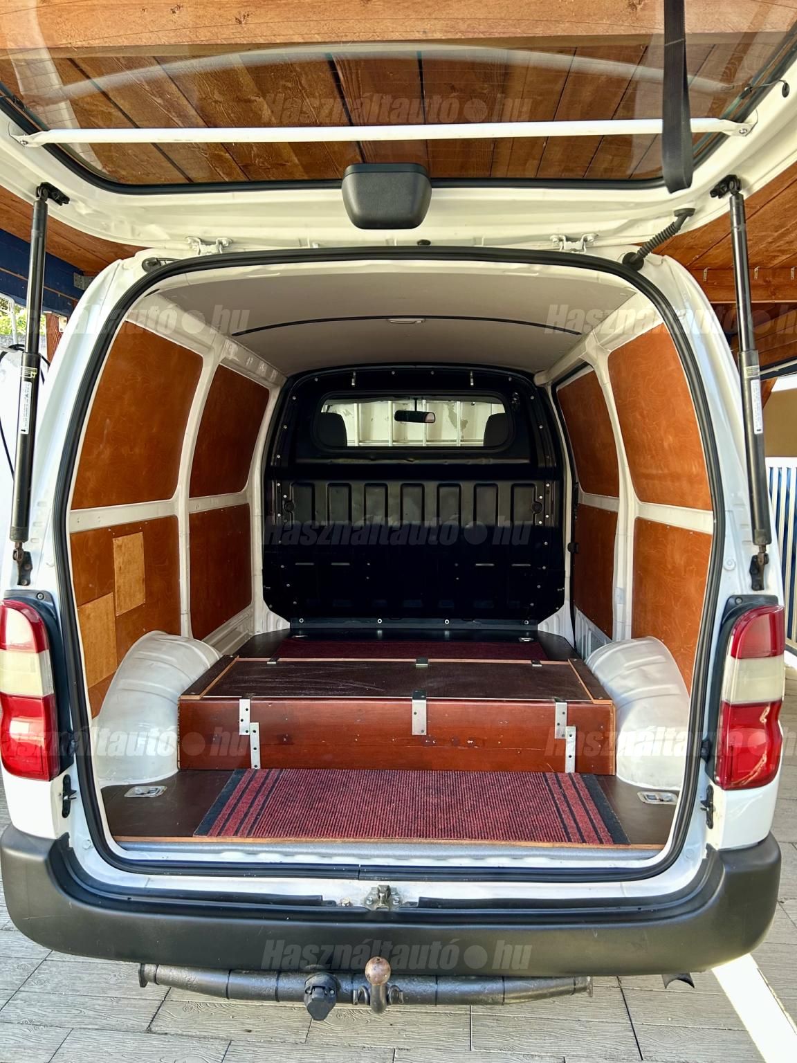 TOYOTA HIACE 2011 - 1