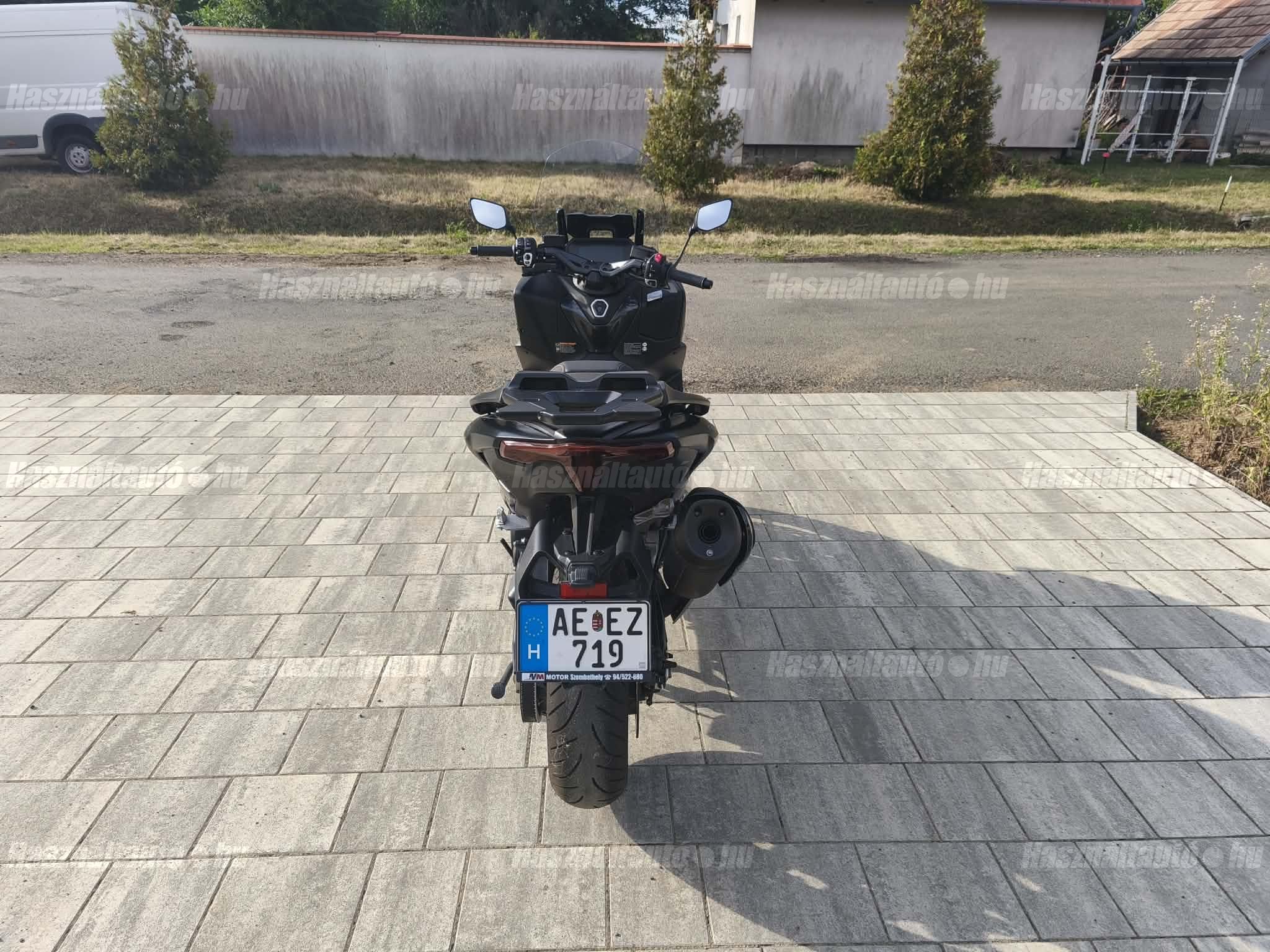 YAMAHA TMAX 2023/10 - 1