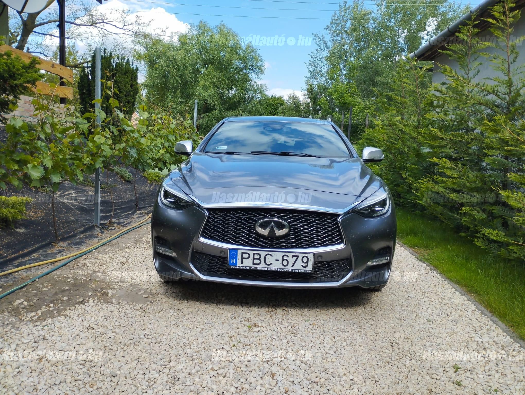 INFINITI Q30 2016/12 - 1