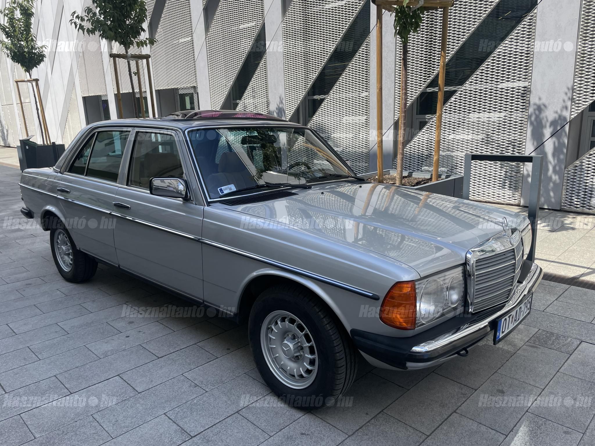 MERCEDES-BENZ W 123 1982/9 - 1