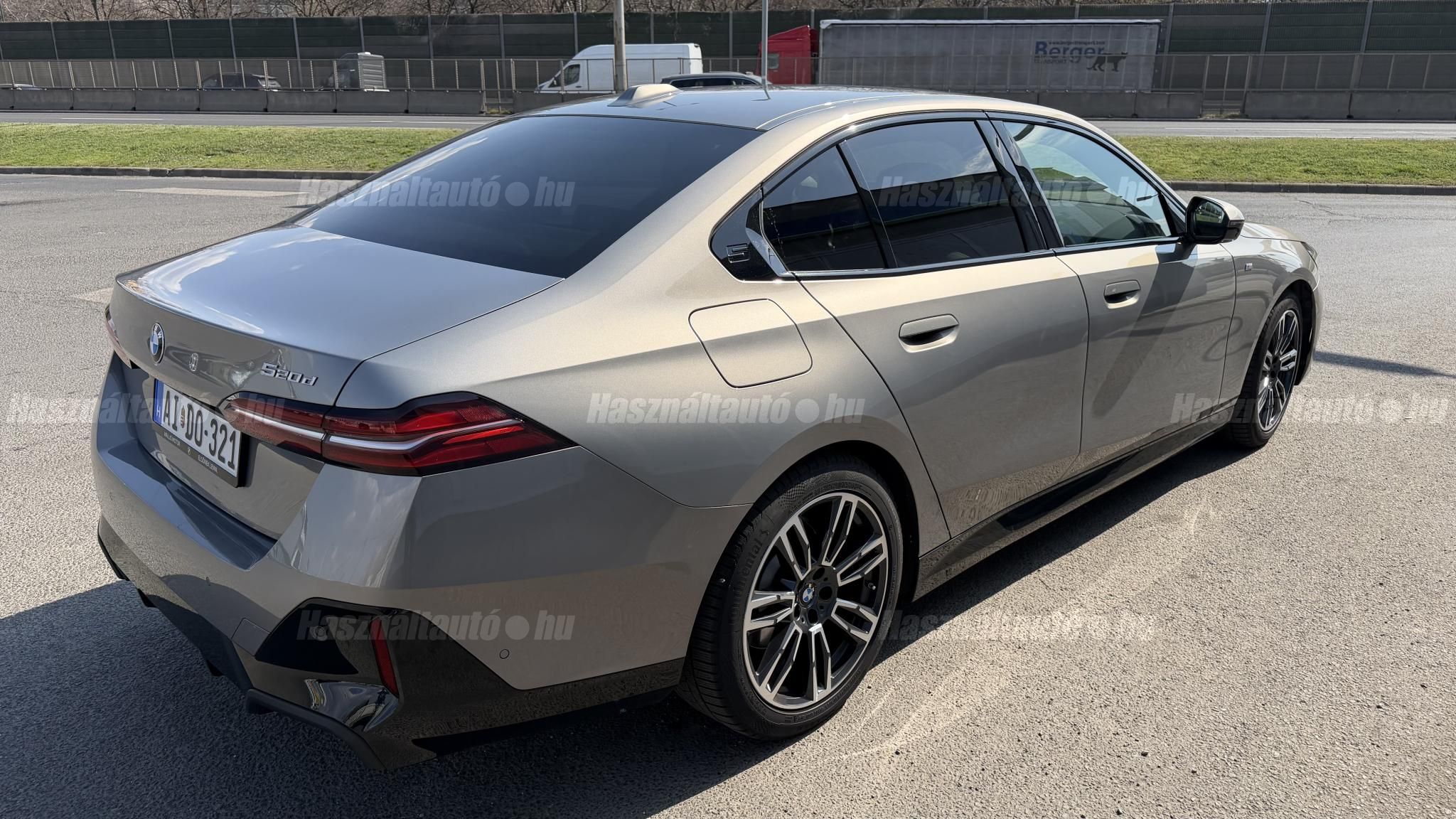 BMW 520 2023/10 - 1