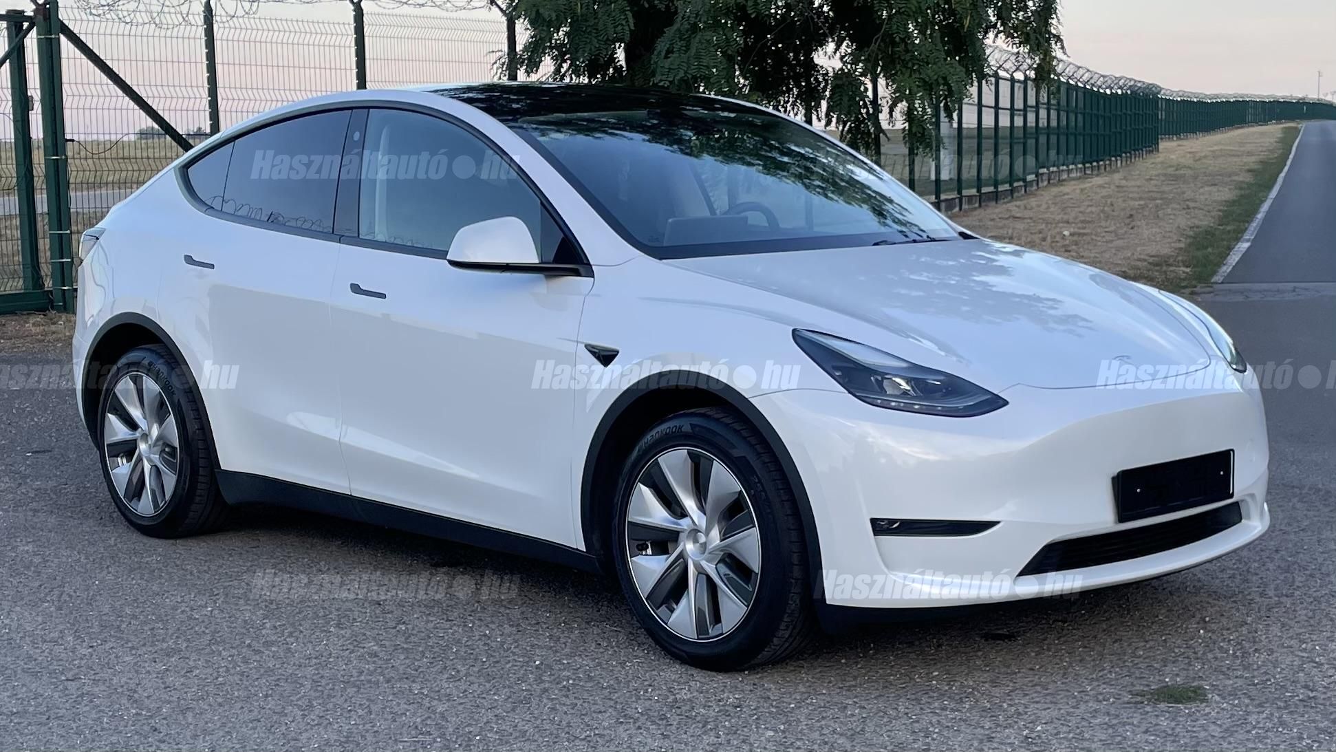 TESLA MODEL Y 2023/4 - 1