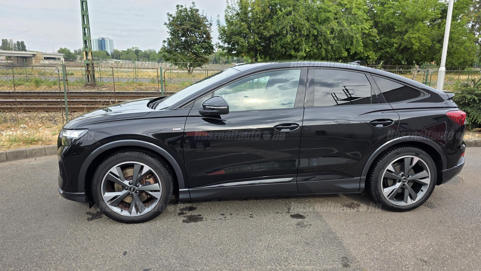 AUDI Q4 2022/8 - 1