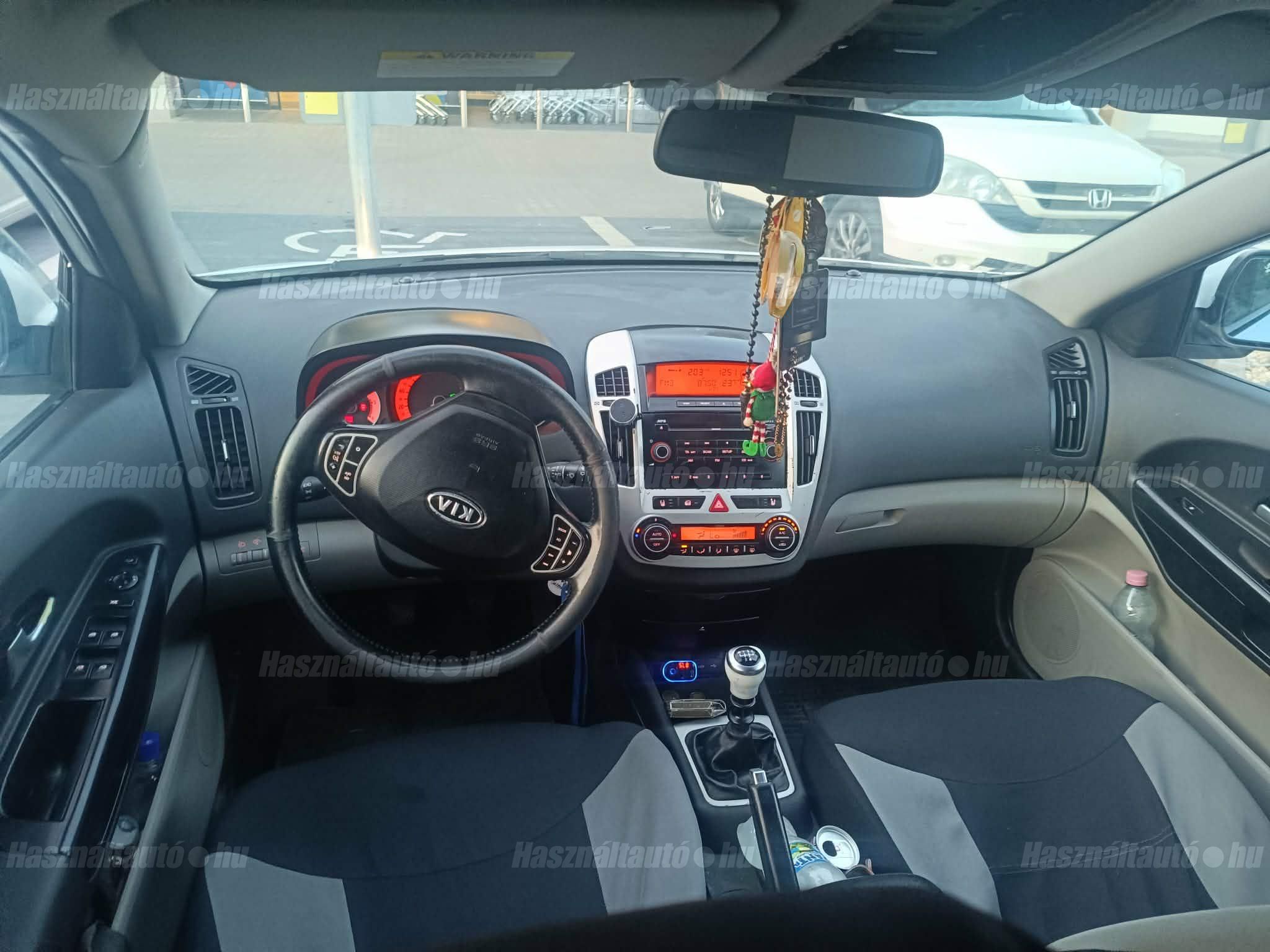 KIA CEE'D 2009/7 - 1
