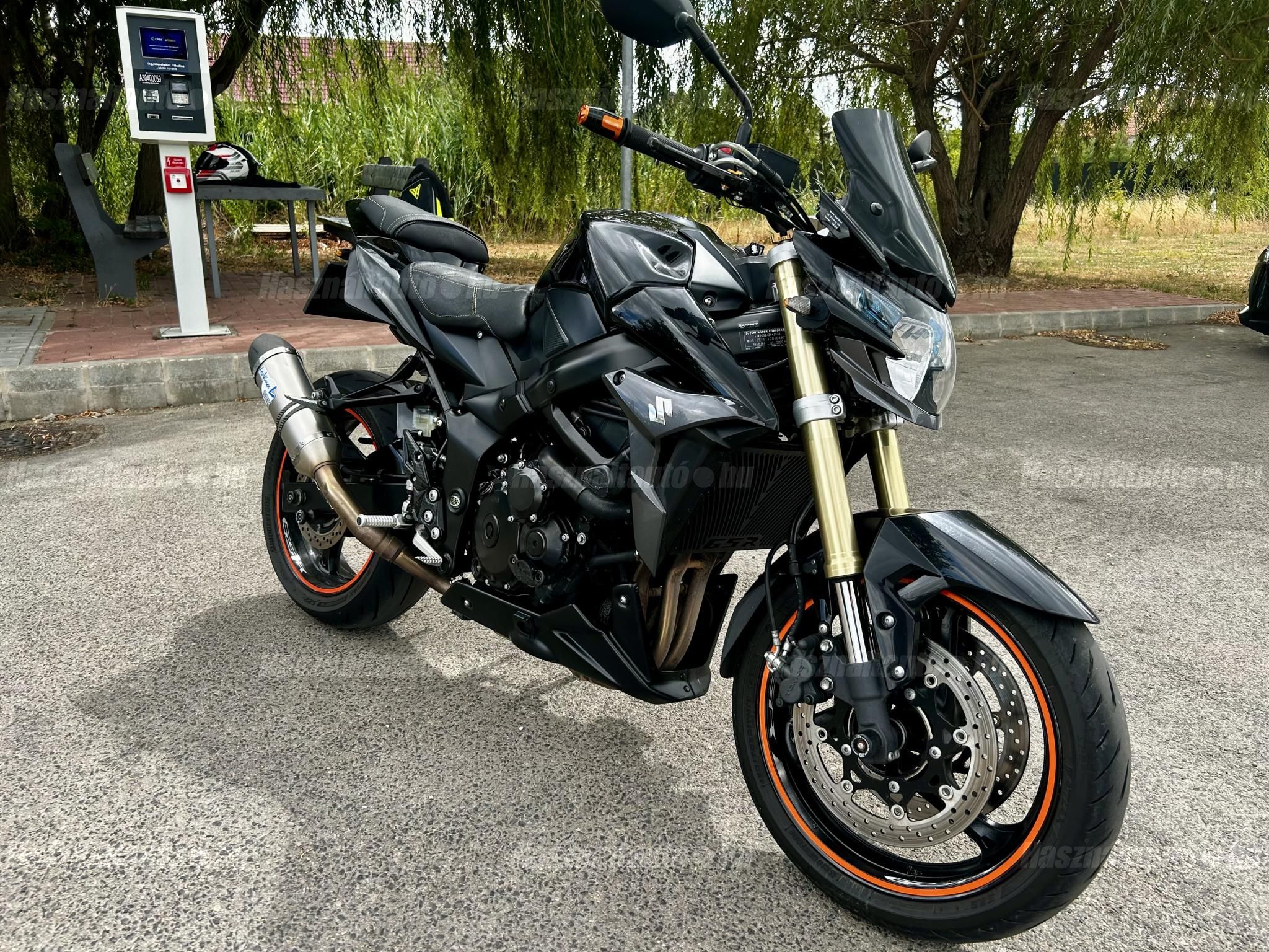 SUZUKI GSR 750 2012/9 - 1