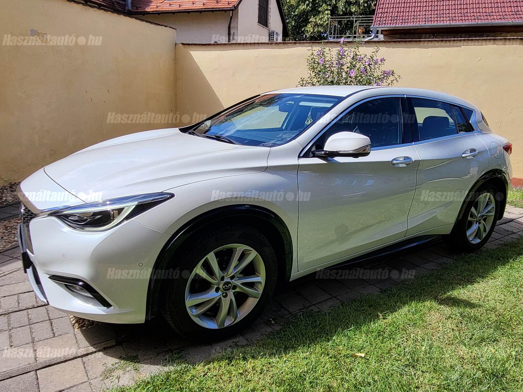 INFINITI Q30 2016/10 - 1