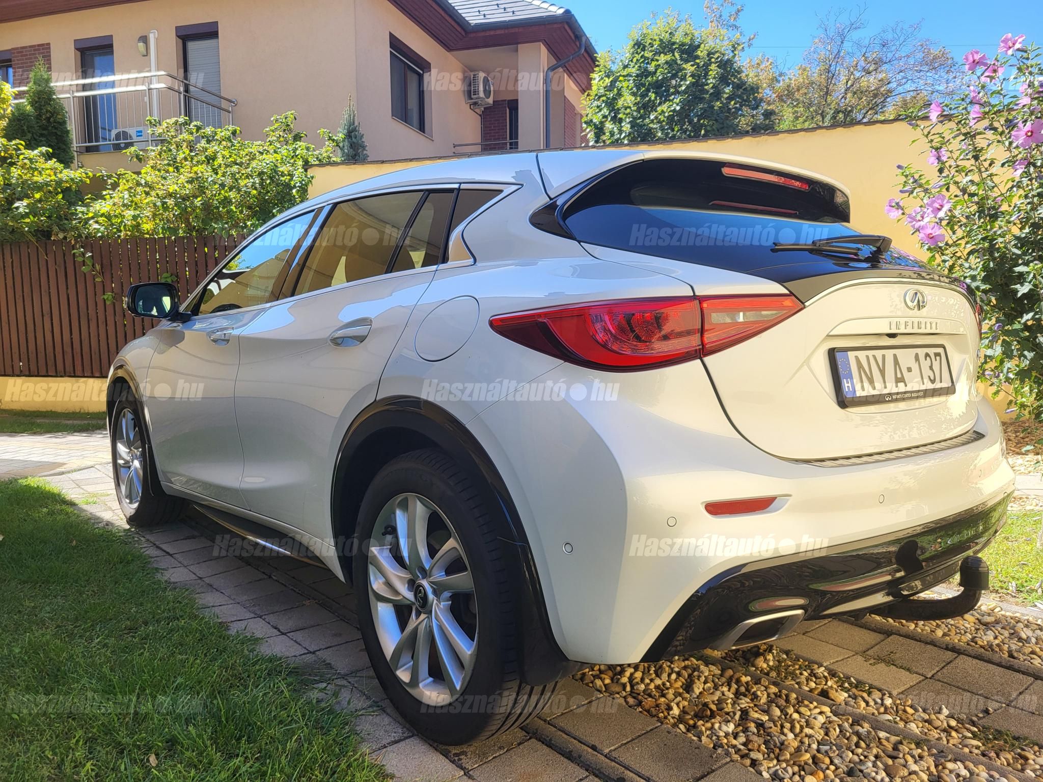 INFINITI Q30 2016/10 - 1