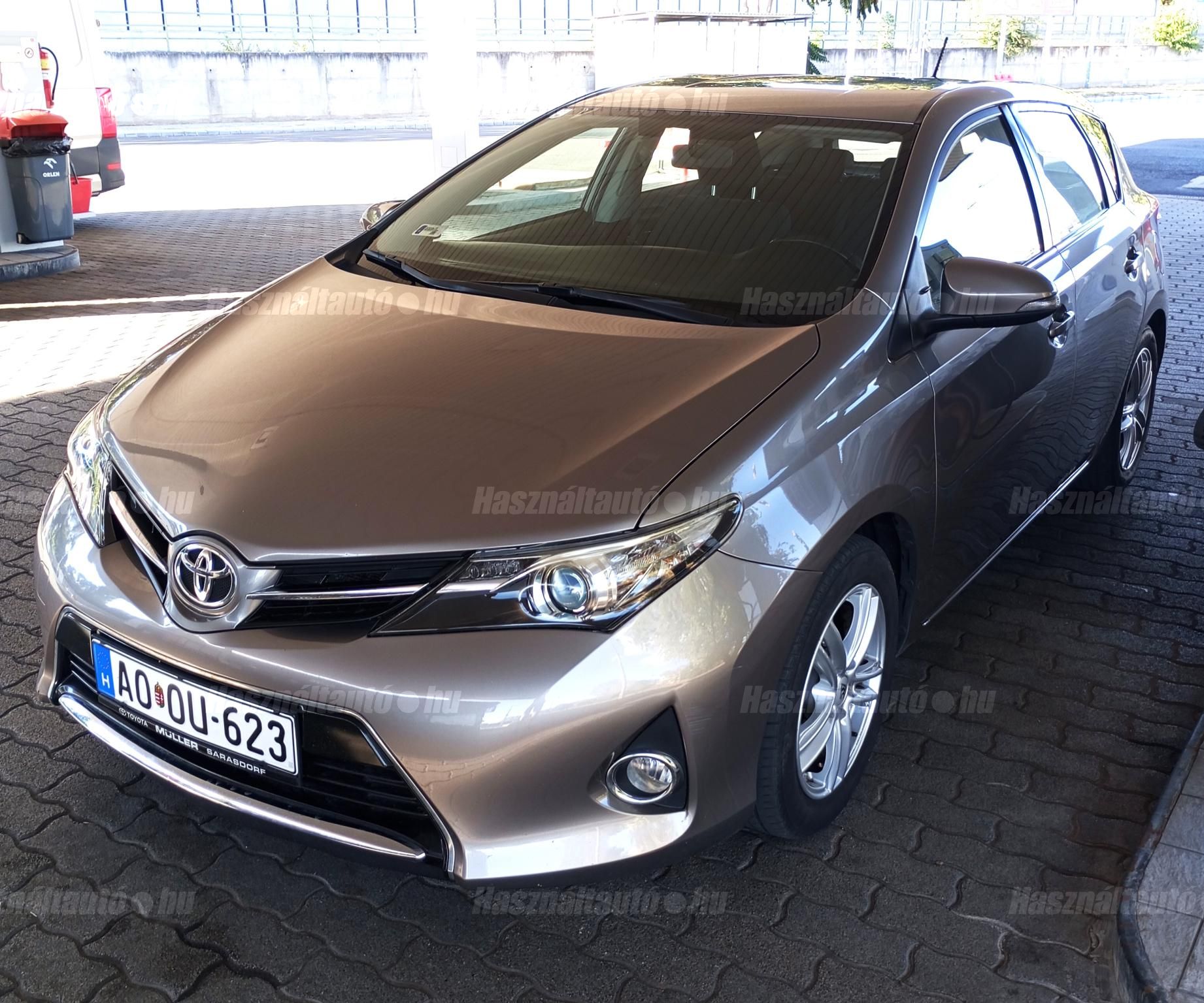 TOYOTA AURIS 2013/8 - 1