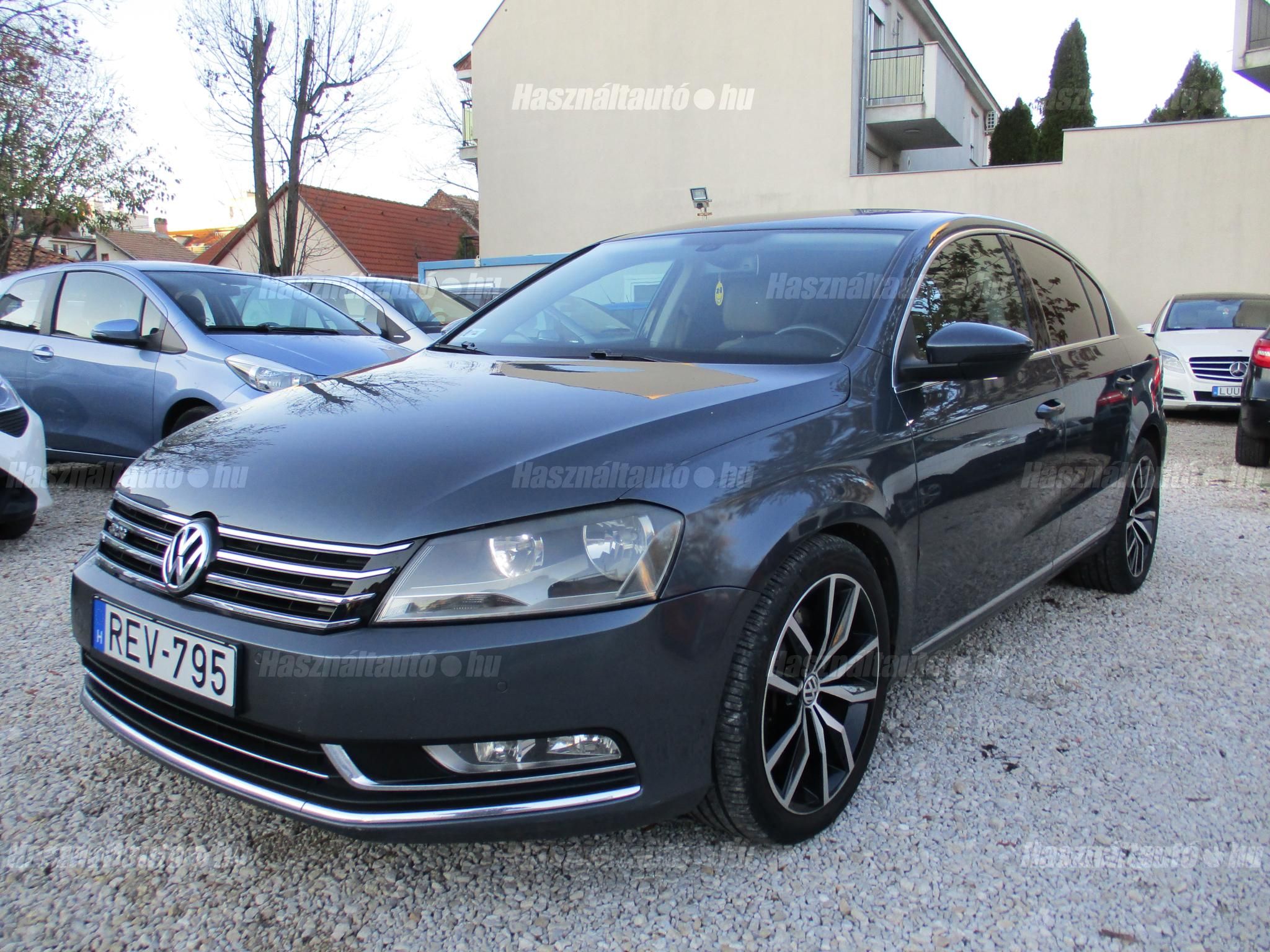 VOLKSWAGEN PASSAT 2012/8 - 1