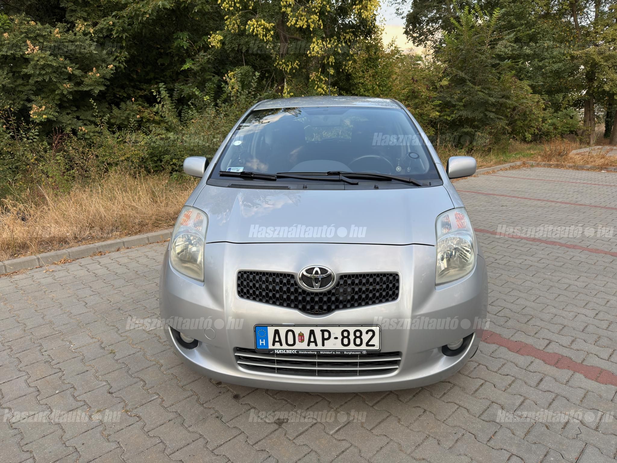 Elölről az autó