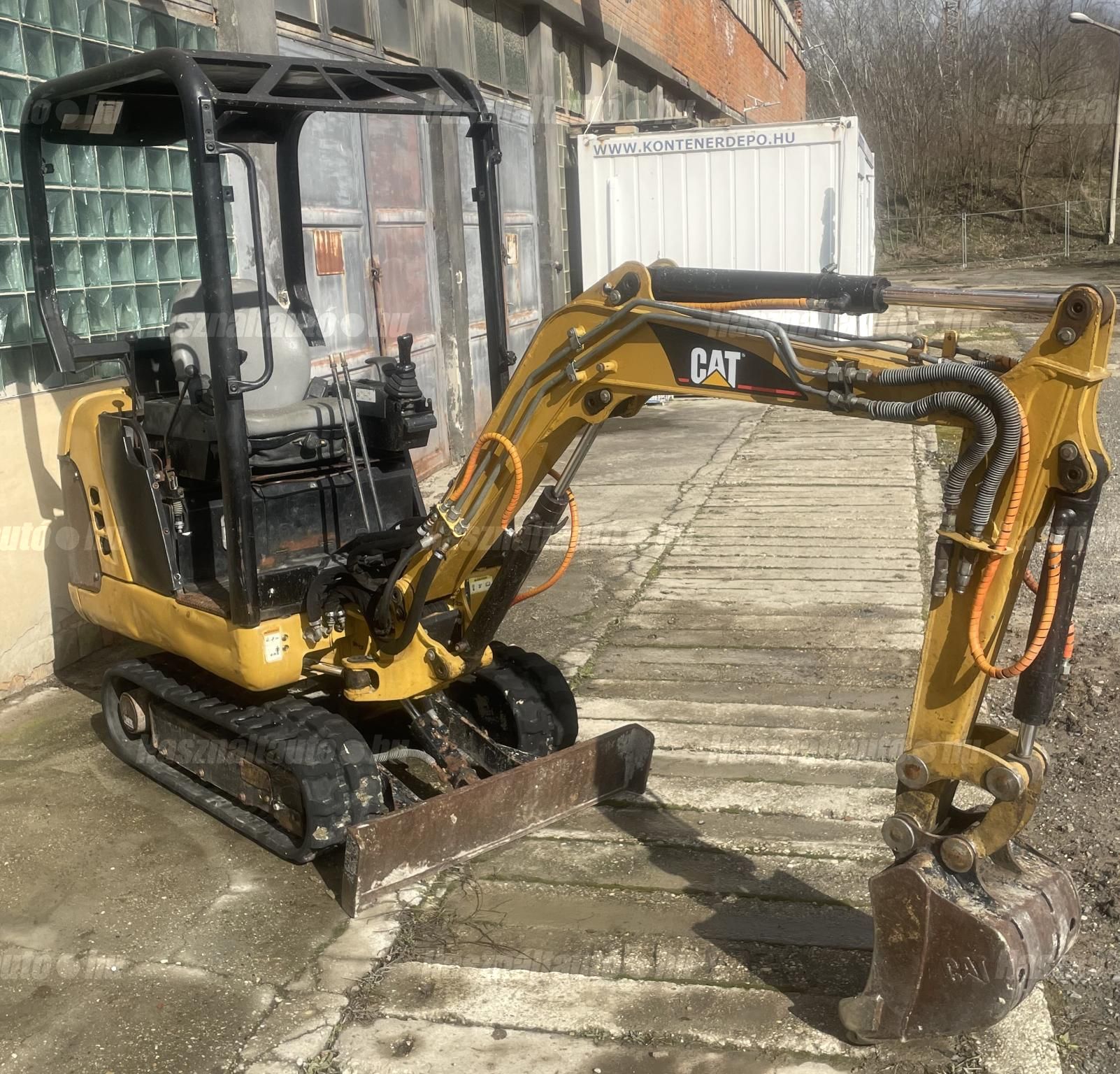 CATERPILLAR 2002 - 1