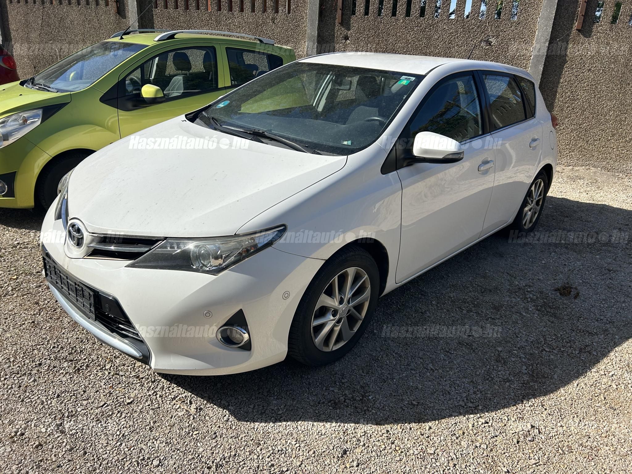 TOYOTA AURIS 2013/4 - 1
