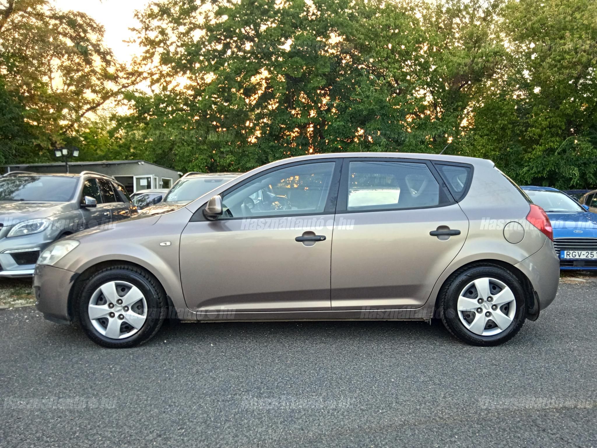 KIA CEE'D 2008/12 - 1