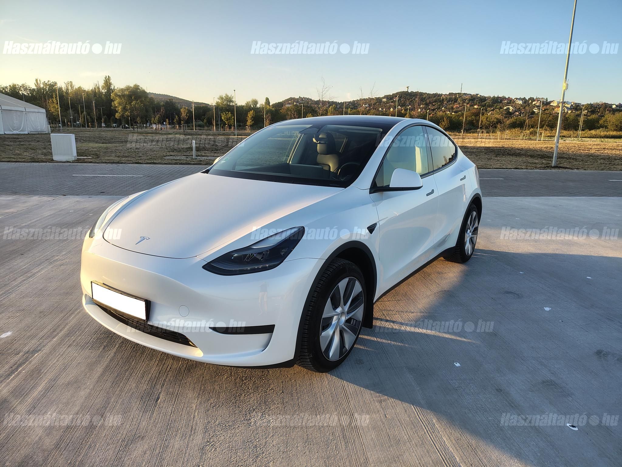 TESLA MODEL Y 2024/6 - 1