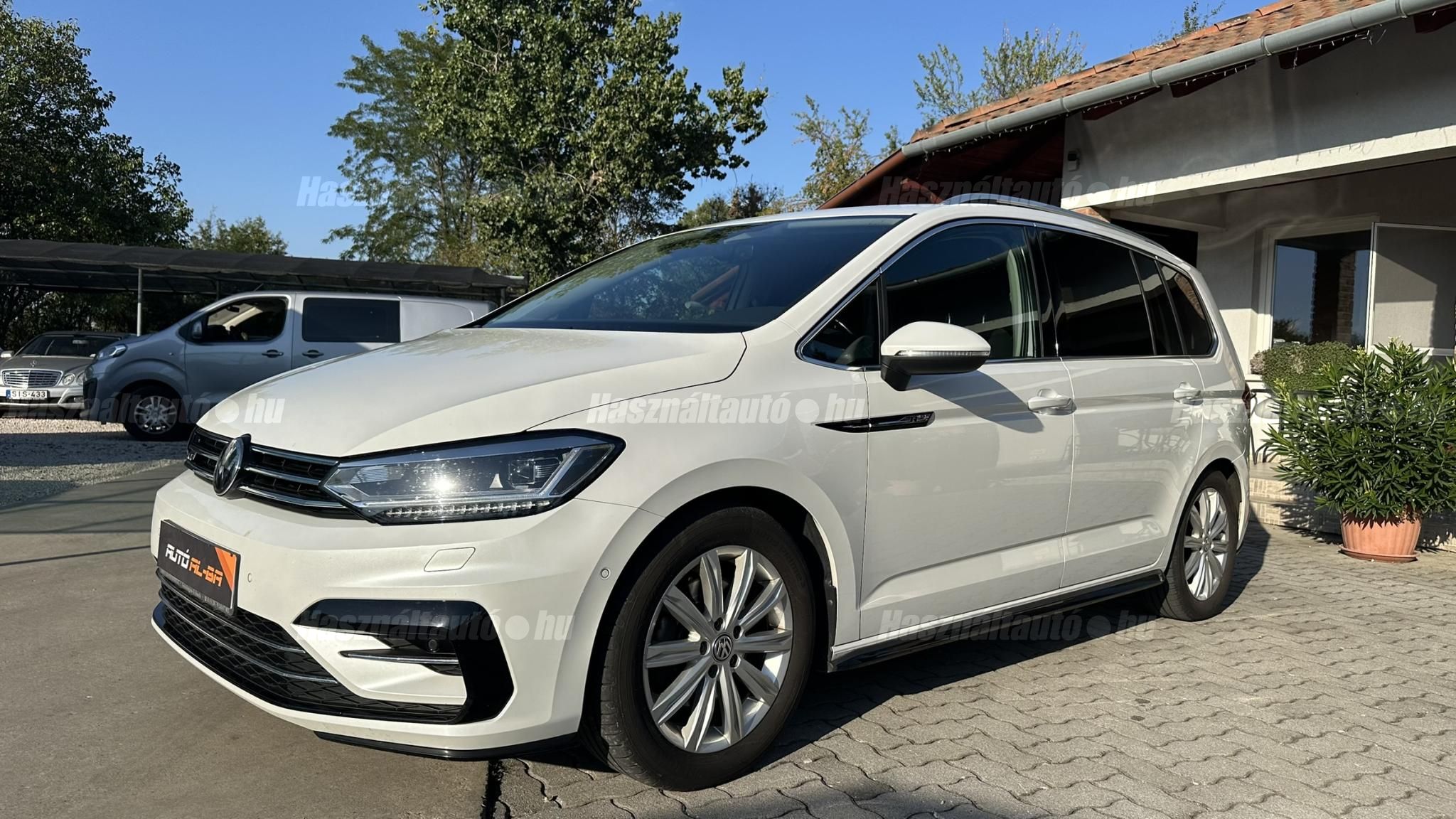 VOLKSWAGEN TOURAN 2017/8 - 1