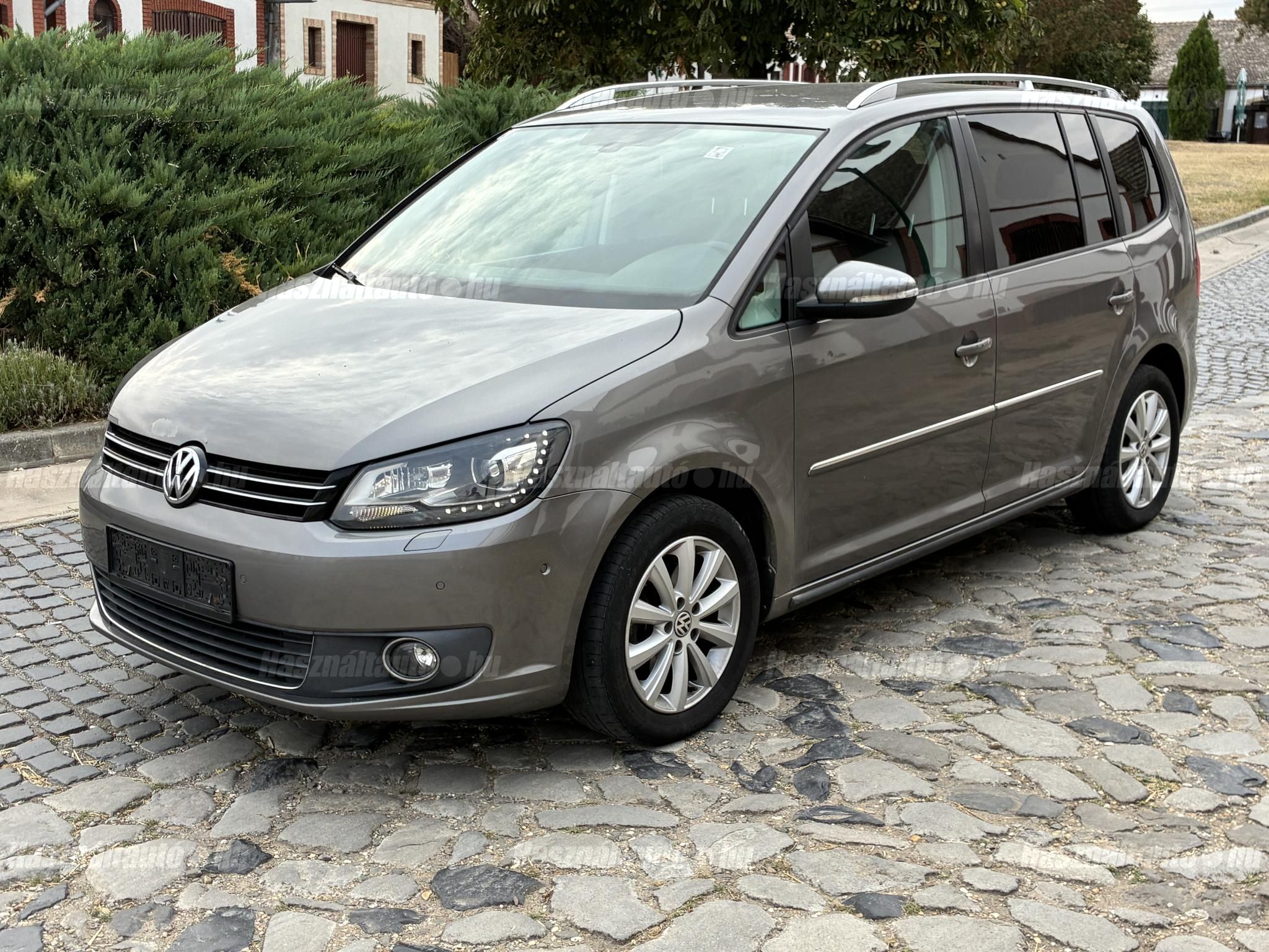 VOLKSWAGEN TOURAN 2010/8 - 1