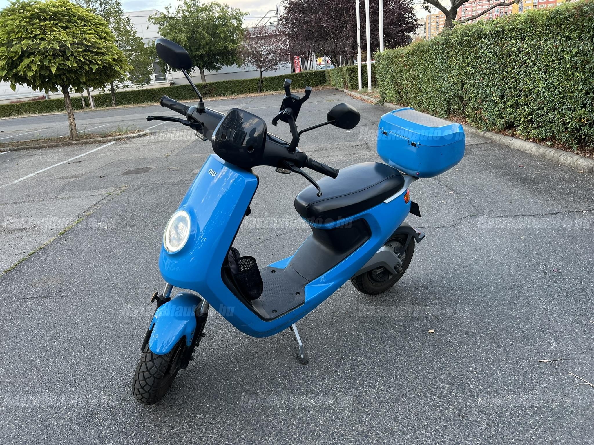 Front. A kormány elején látod a gyári  extra GoPro foglalatot.