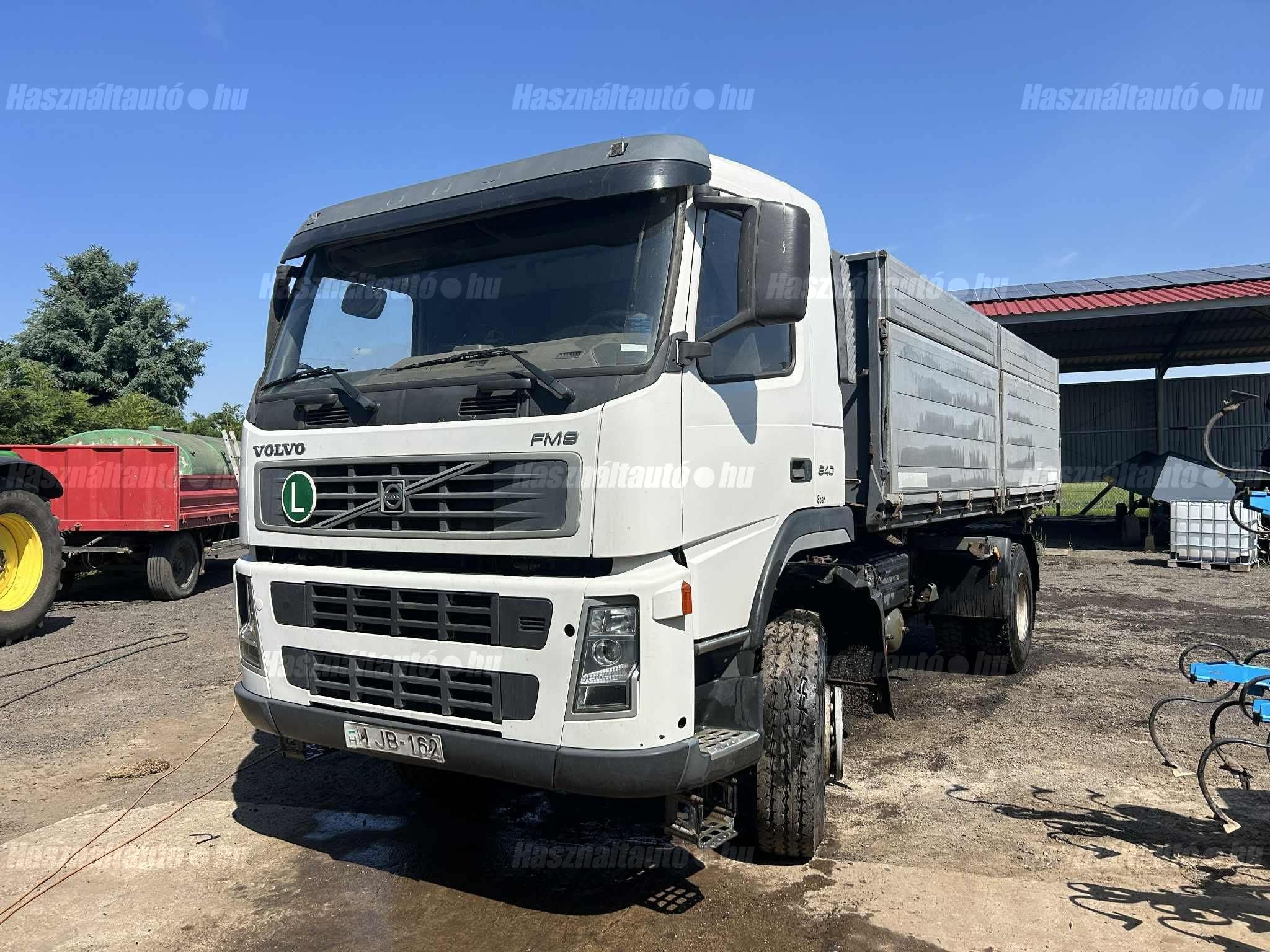 VOLVO 2002 - 1