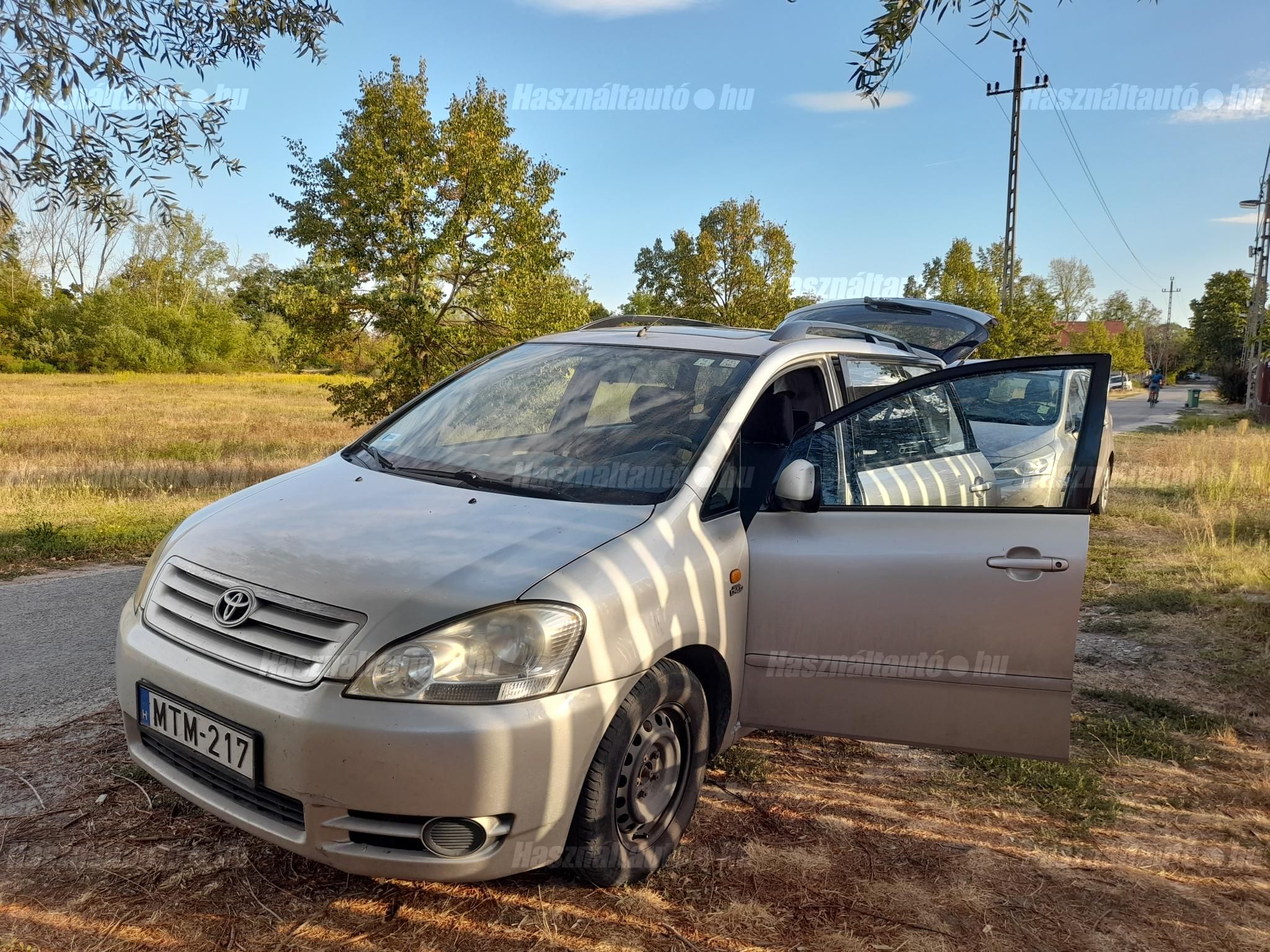 TOYOTA AVENSIS VERSO 2004 - 1