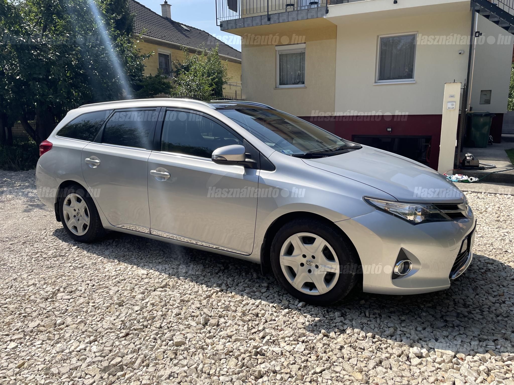 TOYOTA AURIS 2013/9 - 1