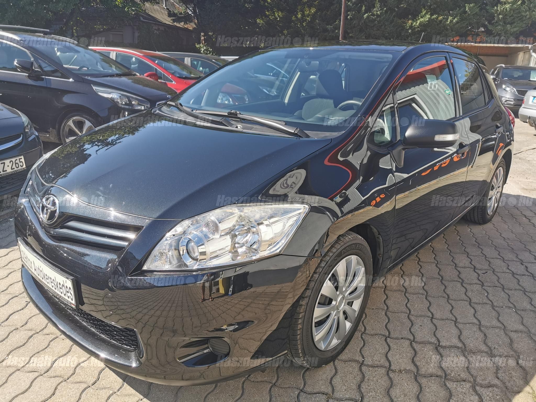TOYOTA AURIS 2010/6 - 1