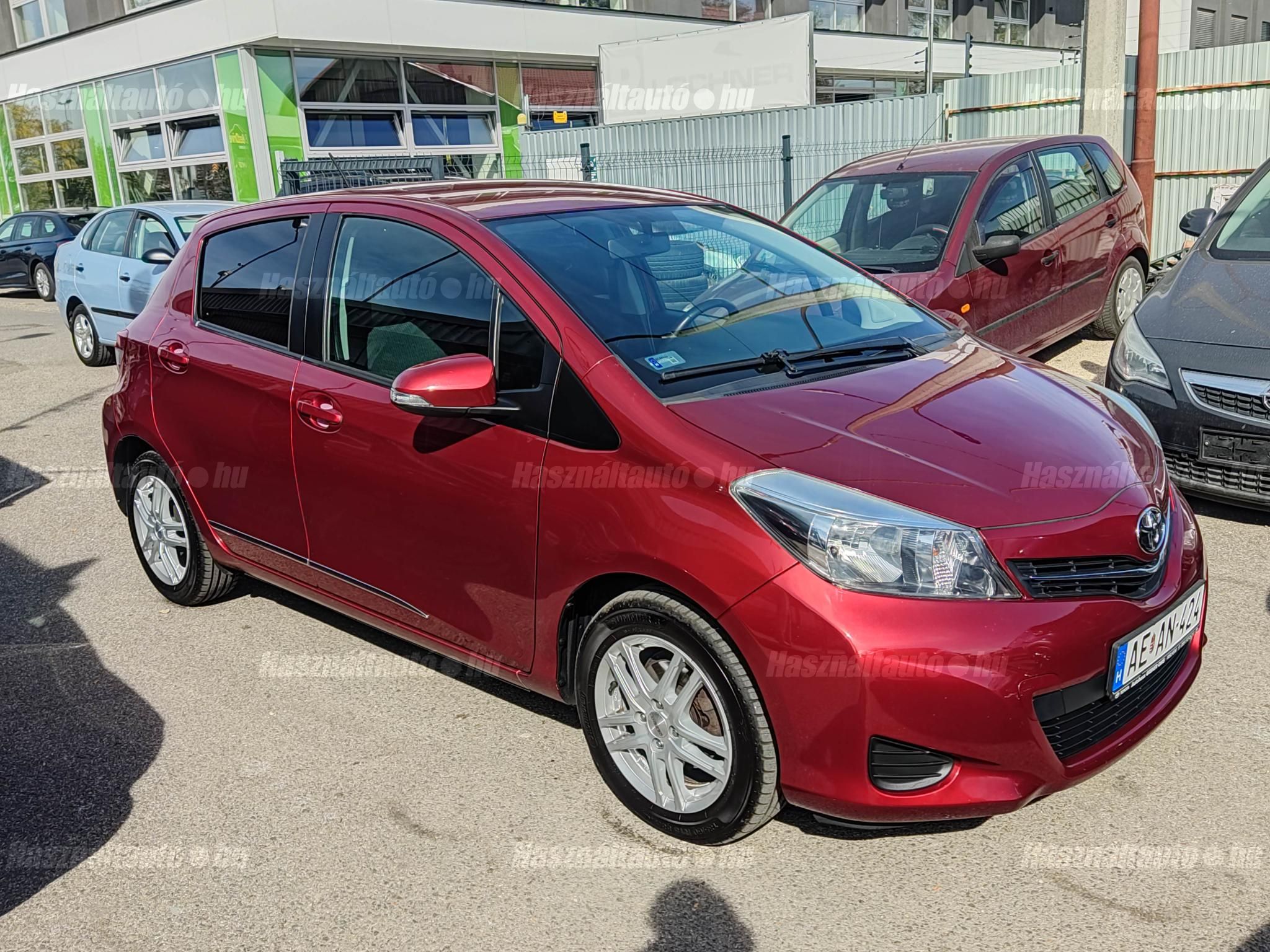 TOYOTA YARIS 2011/12 - 1