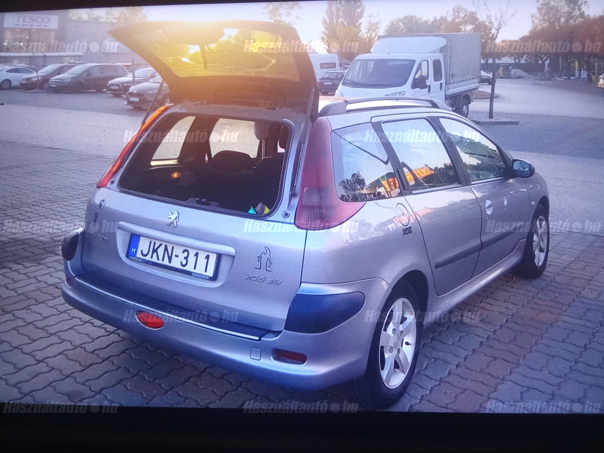 2 féle képpen 2 gombal nyitható csomi, igy nem gurul ki ami bent