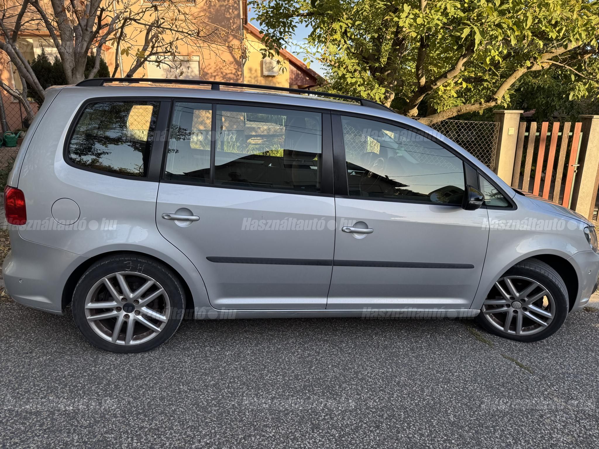 VOLKSWAGEN TOURAN 2011 - 1