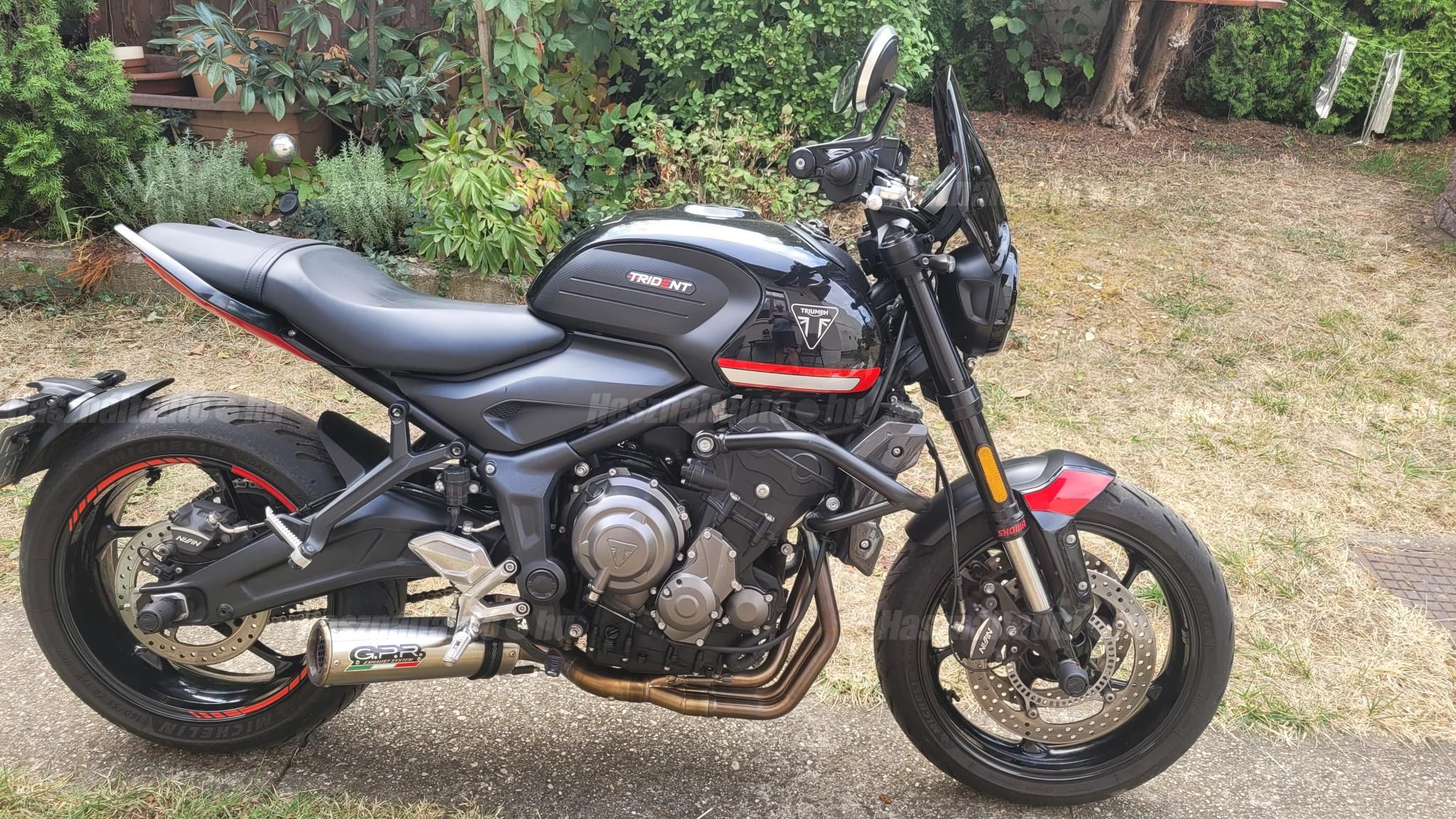 TRIUMPH TRIDENT 2021/2 - 1