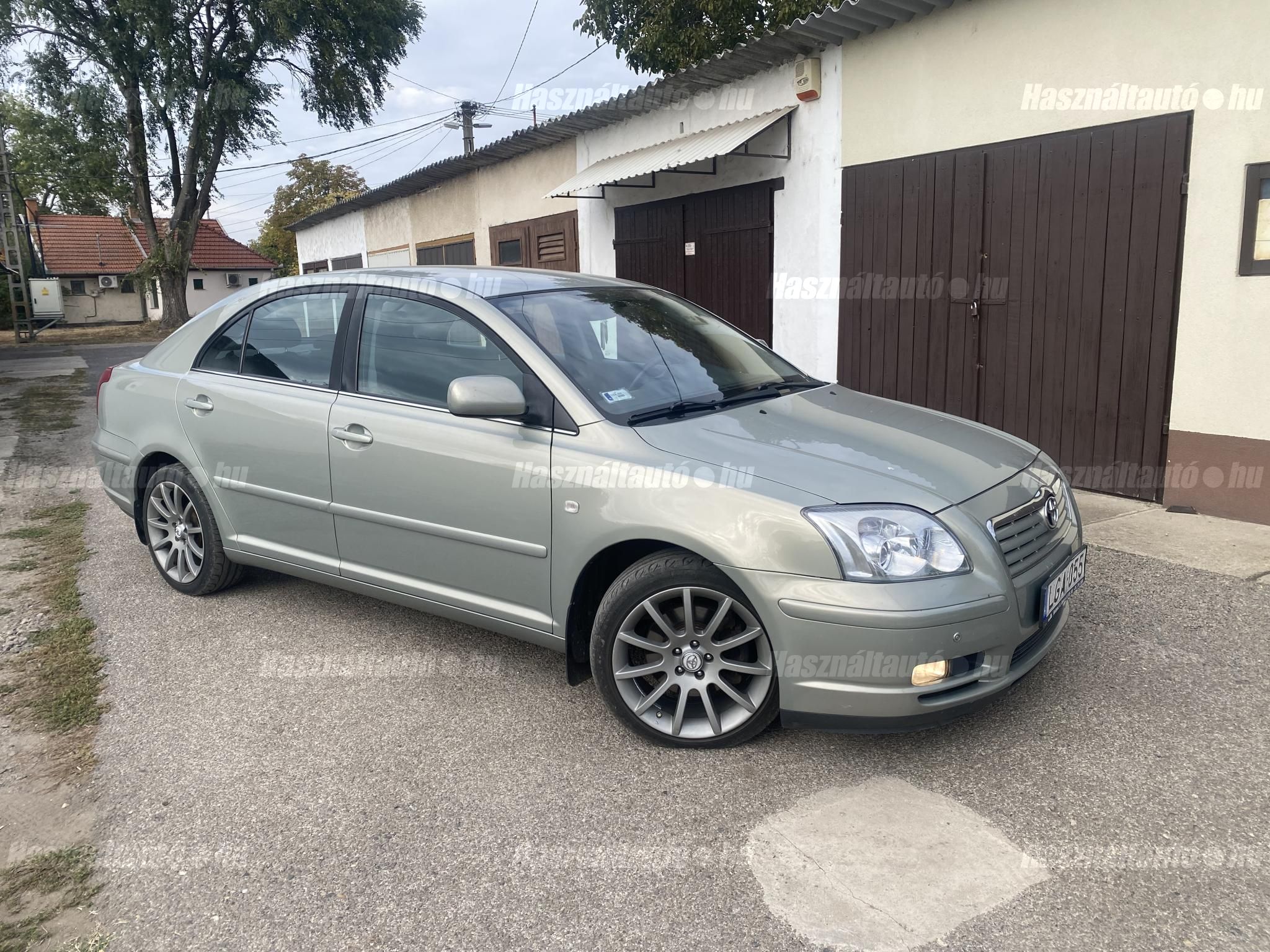 TOYOTA AVENSIS 2004/6 - 1