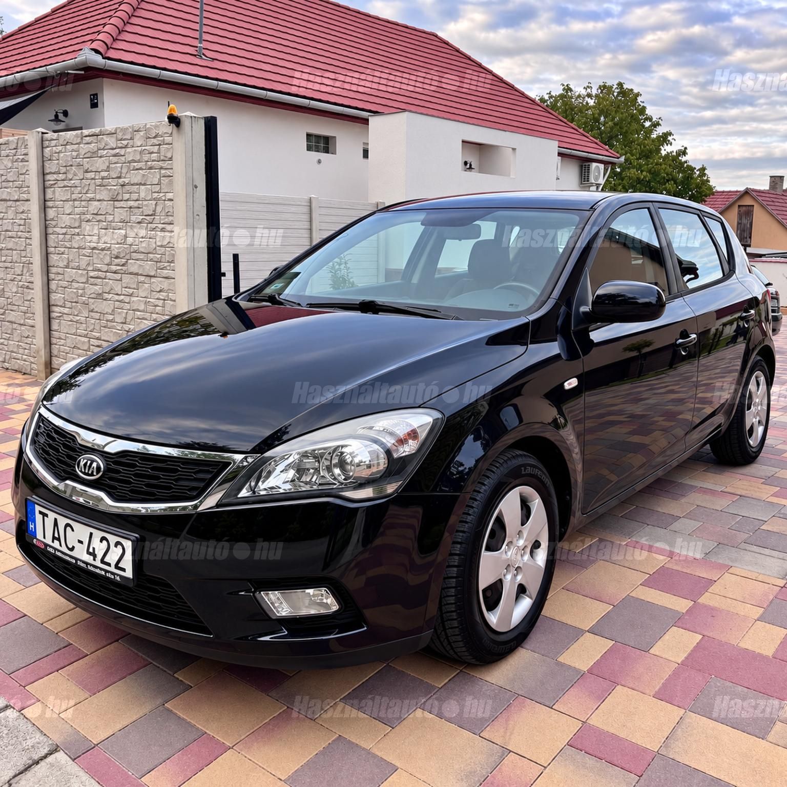 KIA CEE'D 2010/8 - 1