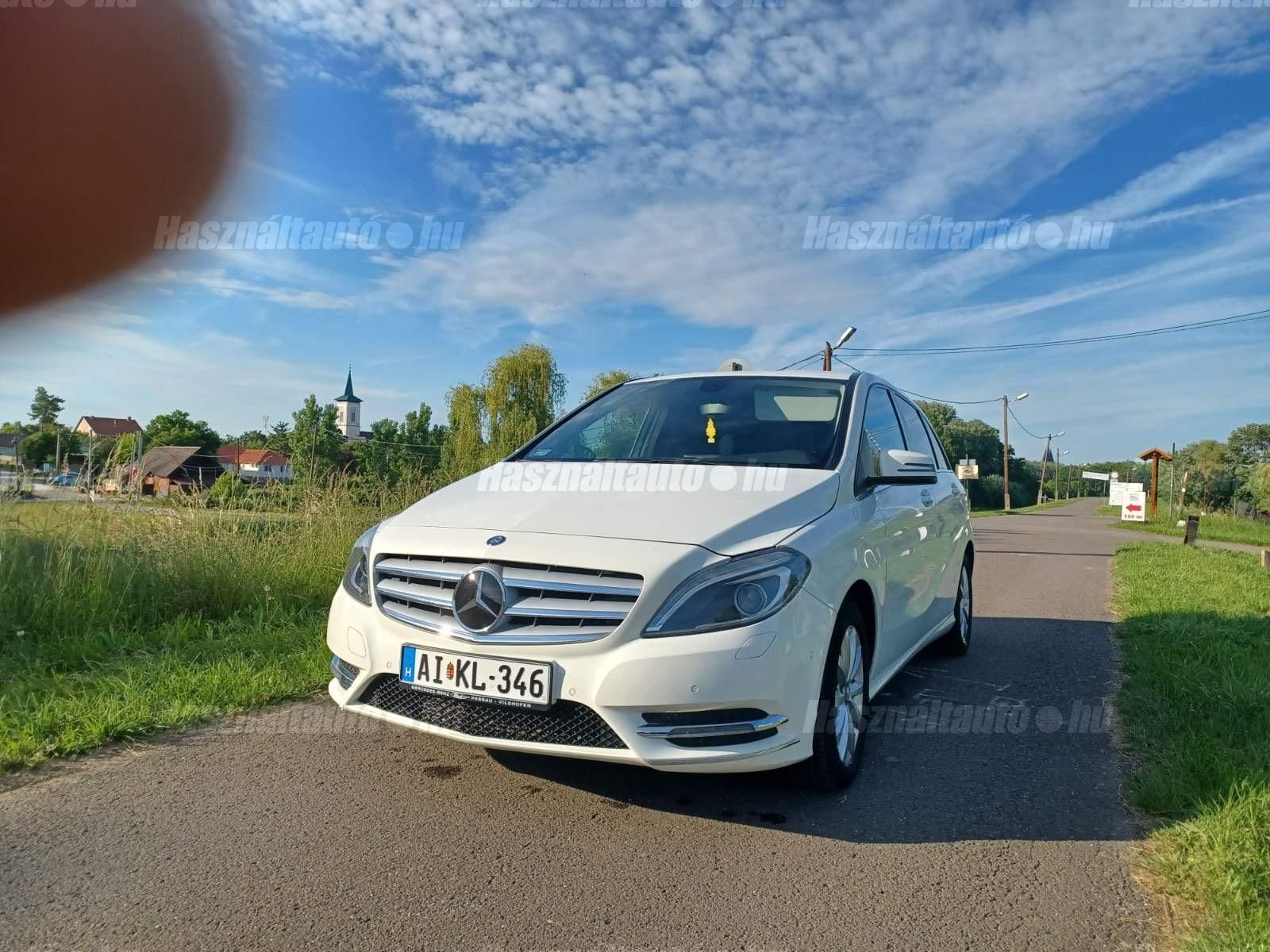 MERCEDES-BENZ B 180 2014/8 - 1