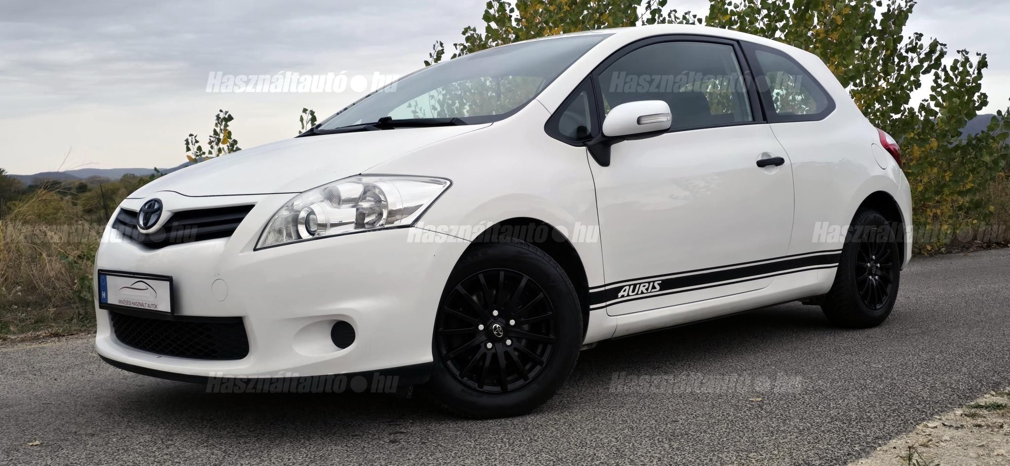 TOYOTA AURIS 2010/11 - 1
