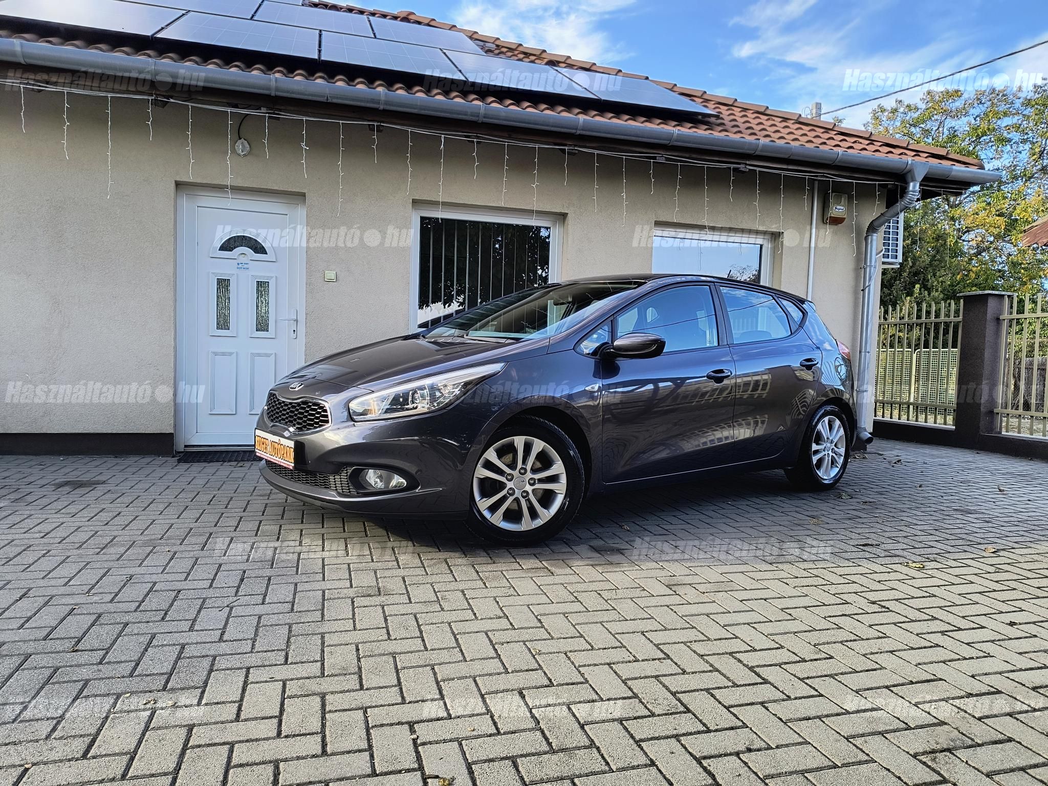 KIA CEE'D 2012/8 - 1