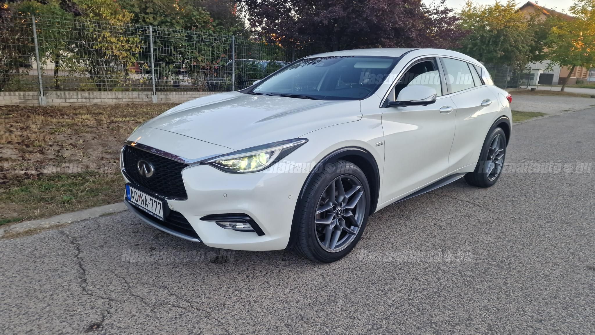 INFINITI Q30 2016/10 - 1